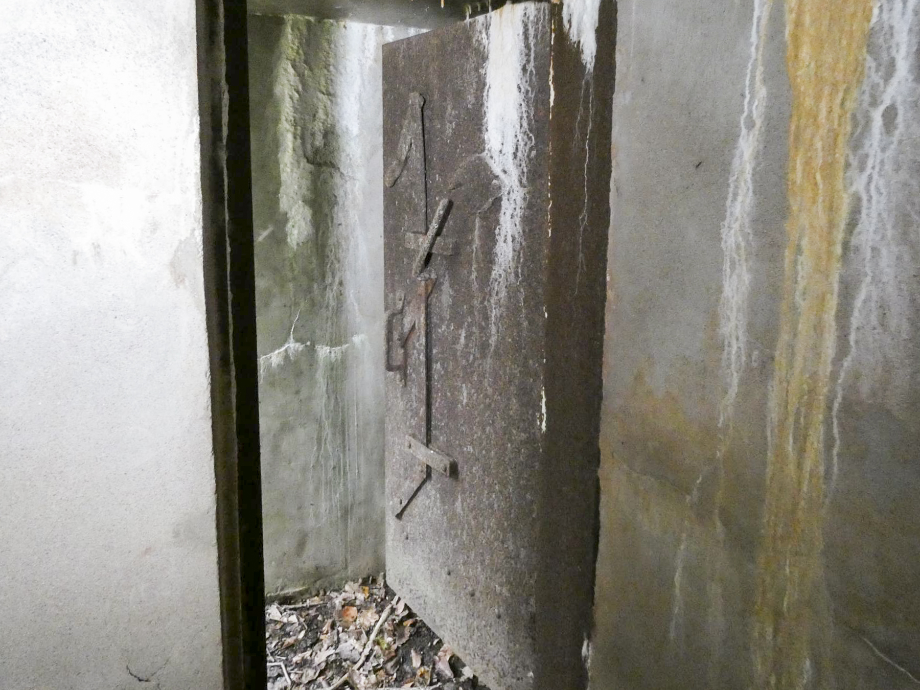 Ligne Maginot - HOLZSCHLAG 3 - (Blockhaus pour canon) - La porte métallique de l'entrée hommes. - STENGER Mathieu