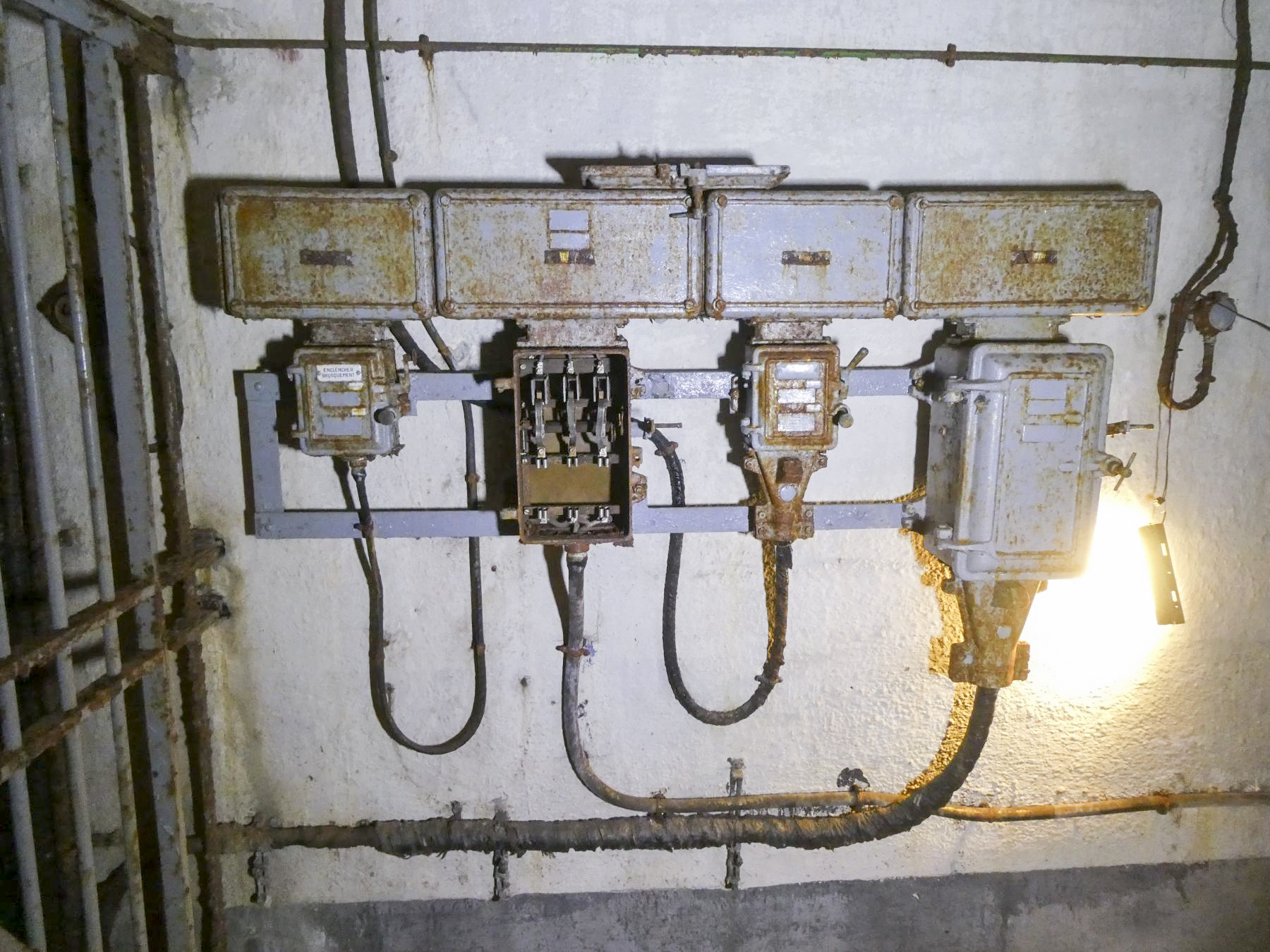 Ligne Maginot - CASTILLON (CN) - EO8 - (Ouvrage d'artillerie) - Arrivée électrique - ELLENA Daniel - CUNY Philippe