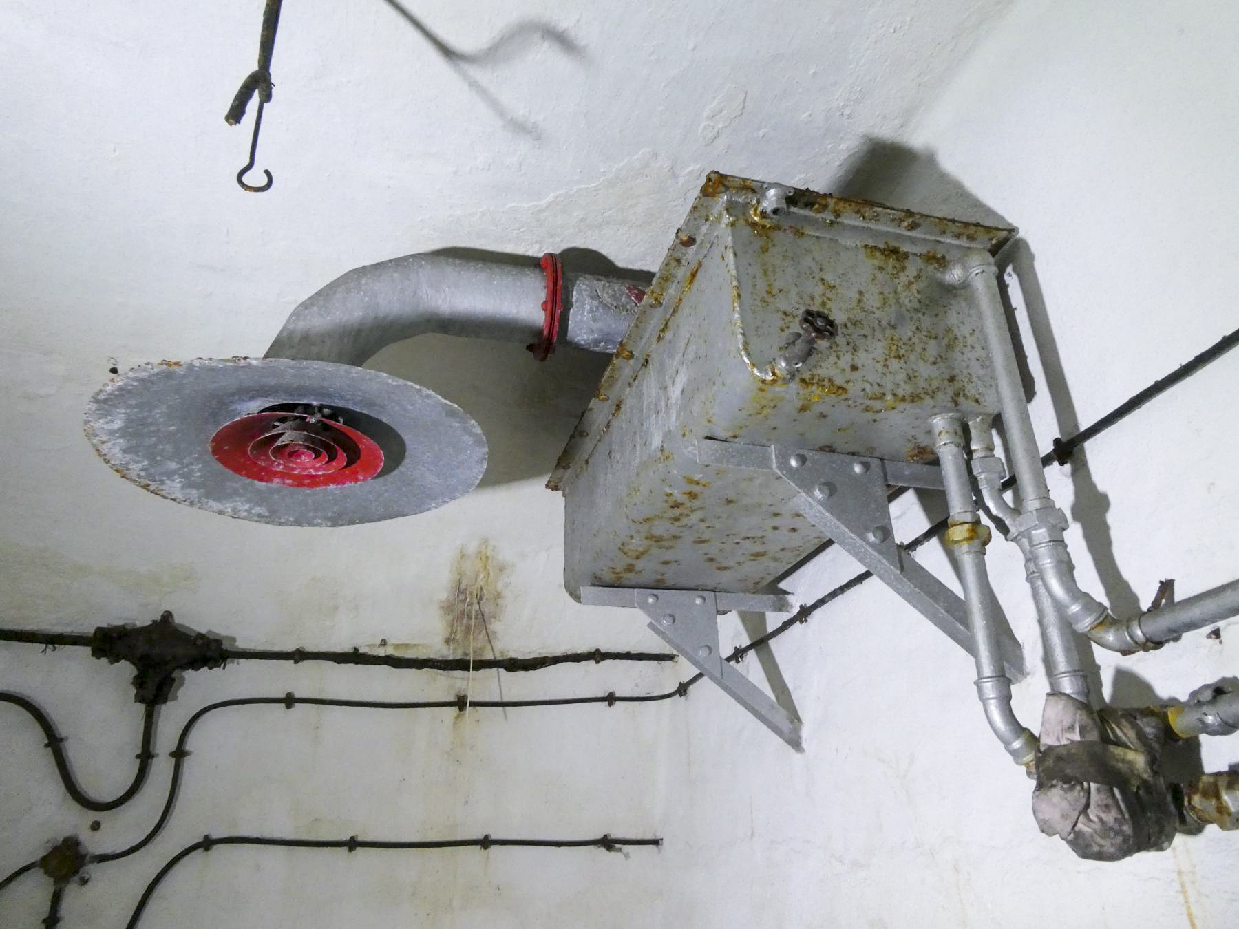 Ligne Maginot - CASTILLON (CN) - EO8 - (Ouvrage d'artillerie) - L'Infirmerie
Réserve d'eau et ventilation - ELLENA Daniel - CUNY Philippe