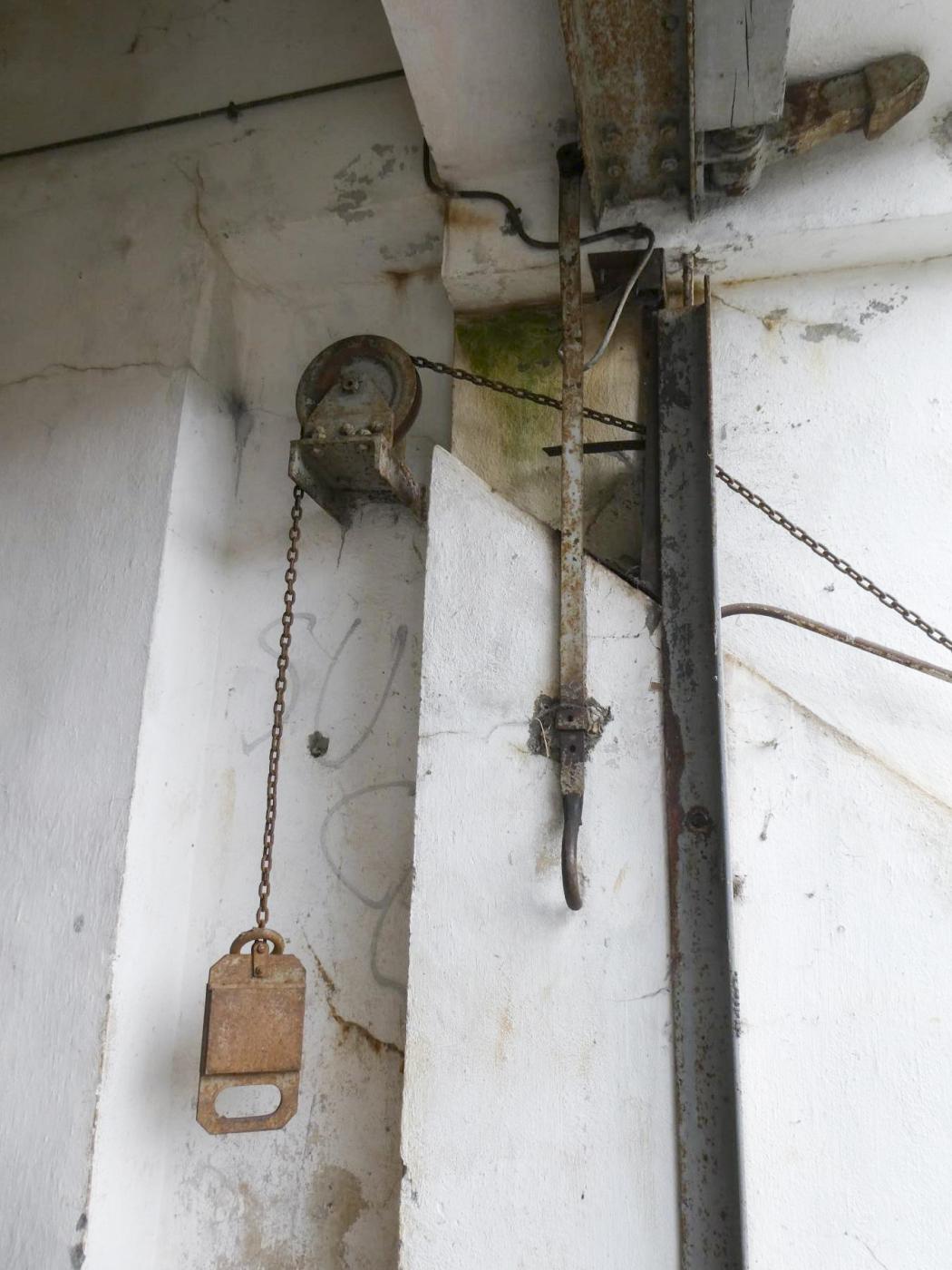 Ligne Maginot - CASTILLON (CN) - EO8 - (Ouvrage d'artillerie) - Bloc 1
Tirette de déblocage et poignet de levage du pont levis  - ELLENA Daniel - CUNY Philippe