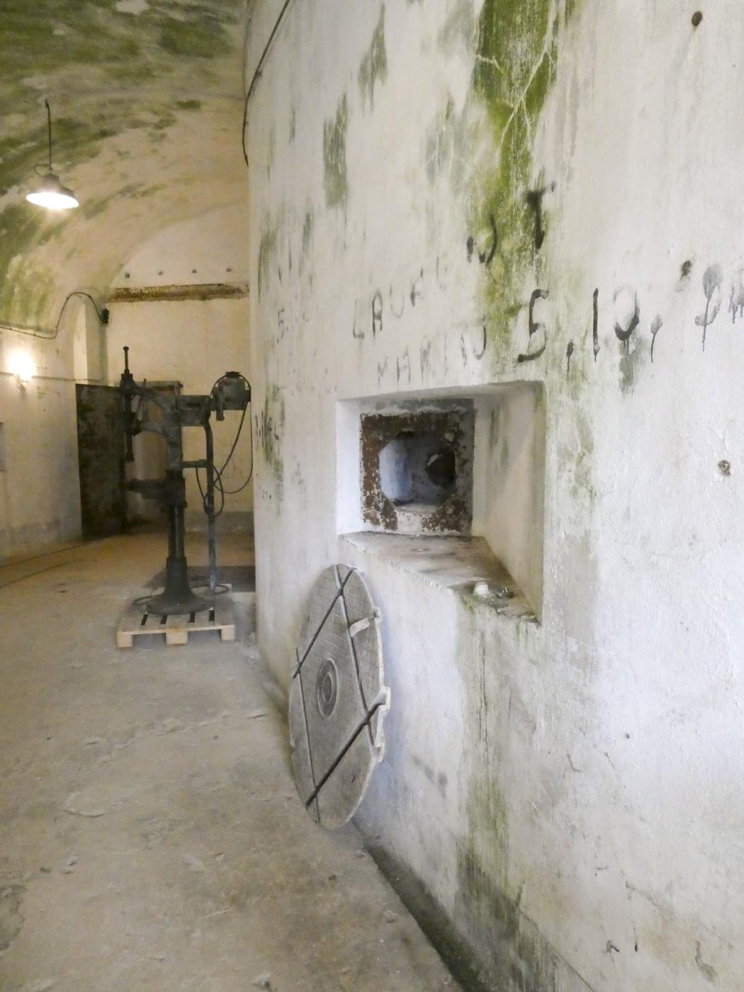 Ligne Maginot - CASTILLON (CN) - EO8 - (Ouvrage d'artillerie) - Bloc 1
Premier créneau de défense de l'entrée - ELLENA Daniel - CUNY Philippe