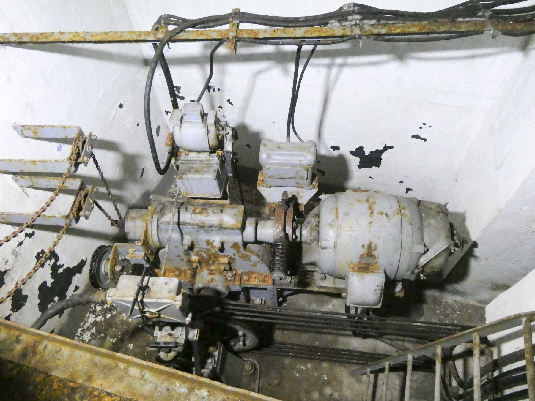 Ligne Maginot - CASTILLON (CN) - EO8 - (Ouvrage d'artillerie) - Bloc 3
Moteur du monte-charge - ELLENA Daniel - CUNY Philippe