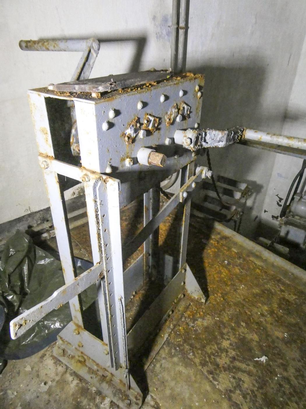 Ligne Maginot - CASTILLON (CN) - EO8 - (Ouvrage d'artillerie) - Bloc 3
Commande manuelle du monte-charge - ELLENA Daniel - CUNY Philippe