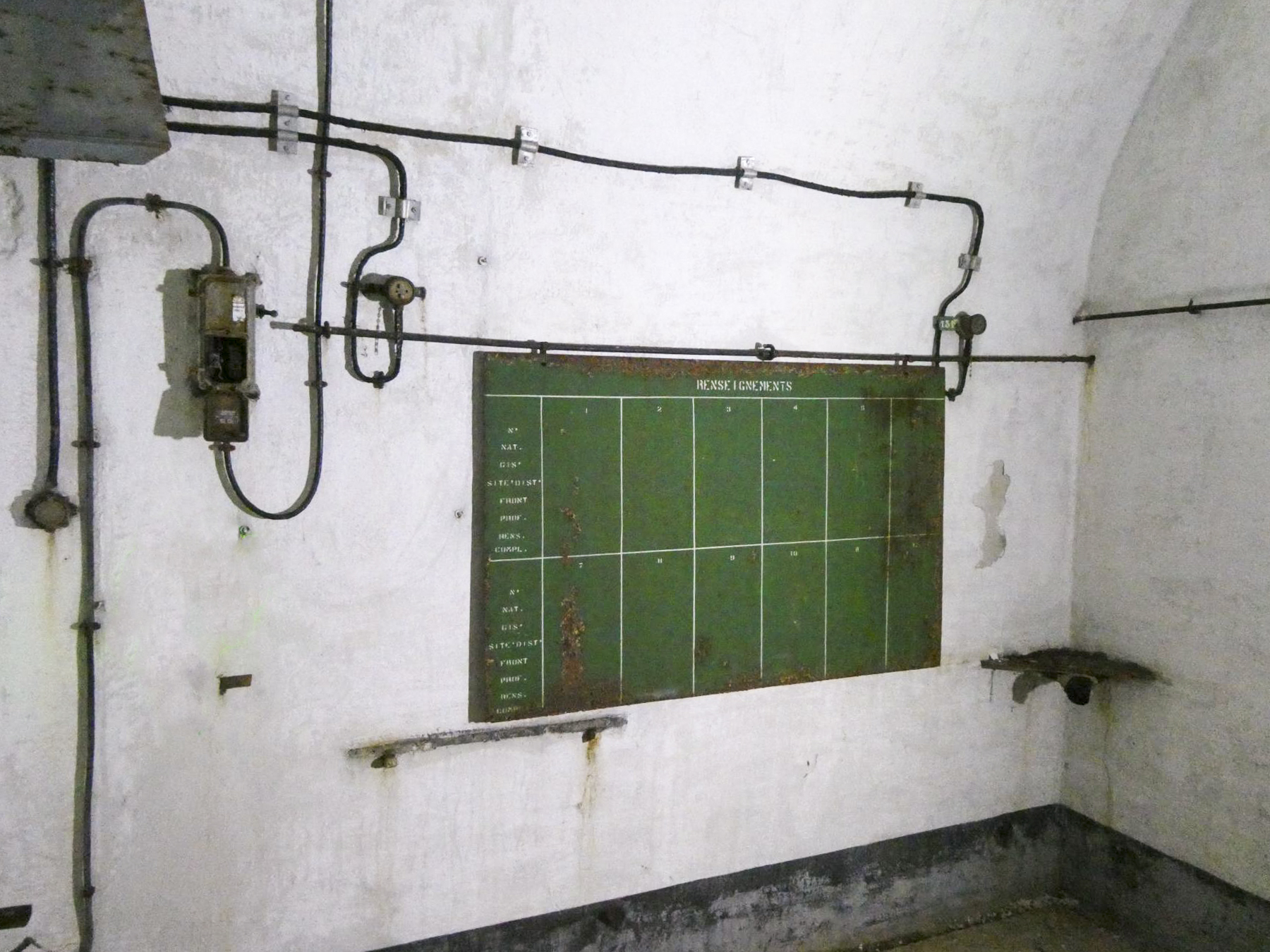 Ligne Maginot - CASTILLON (CN) - EO8 - (Ouvrage d'artillerie) - Bloc 3
PC - ELLENA Daniel - CUNY Philippe