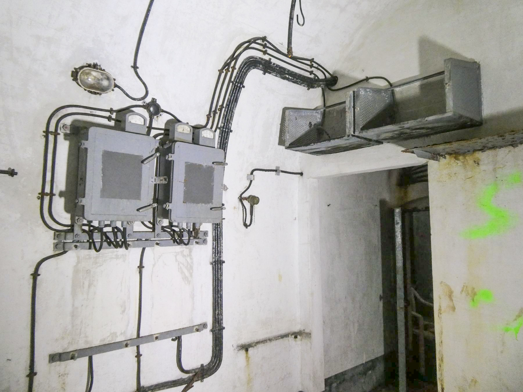 Ligne Maginot - CASTILLON (CN) - EO8 - (Ouvrage d'artillerie) - Bloc 3
Le PC des canons de 75mm - ELLENA Daniel - CUNY Philippe