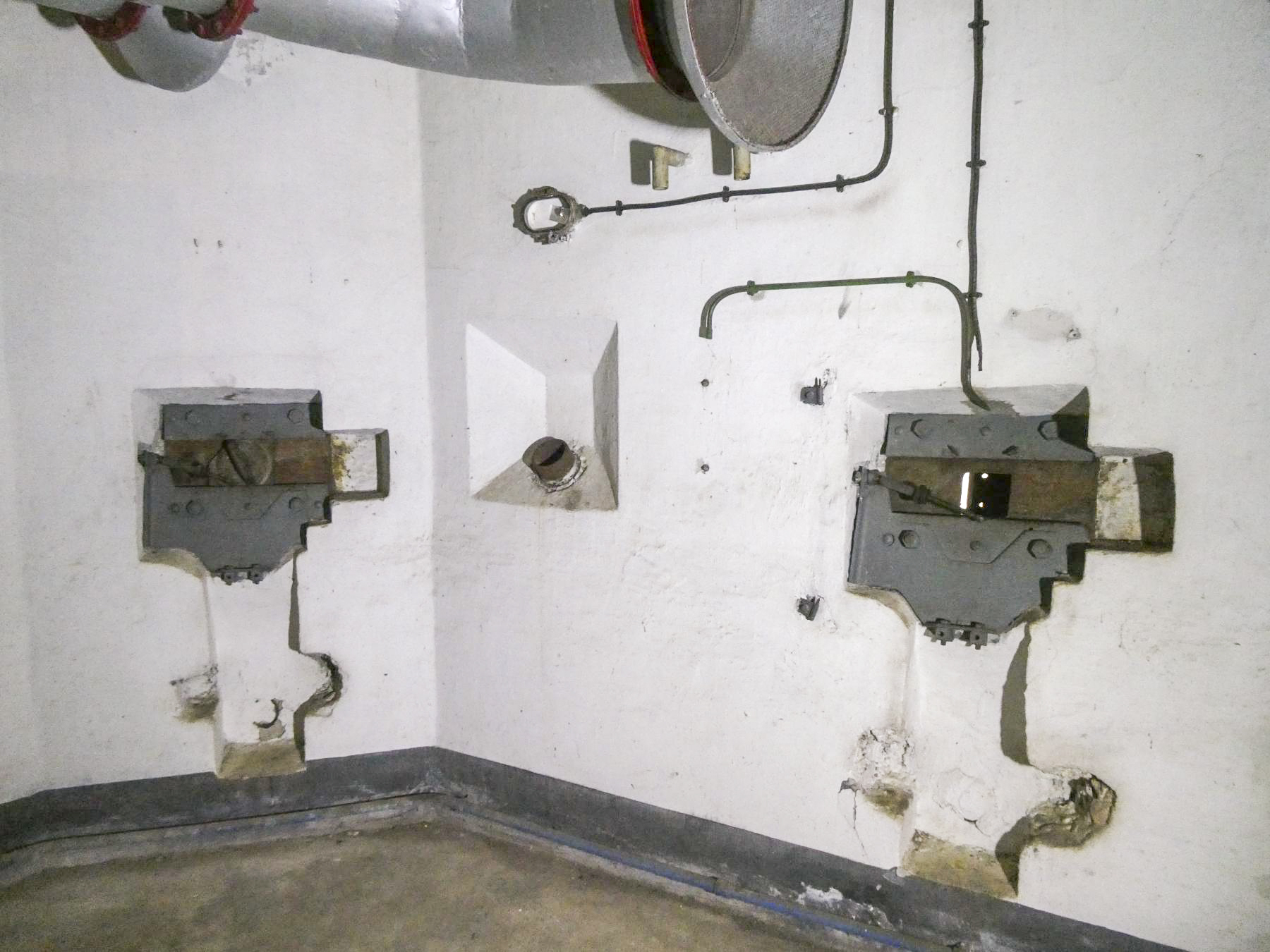 Ligne Maginot - CASTILLON (CN) - EO8 - (Ouvrage d'artillerie) - Bloc 3
Les deux créneaux FM arrière - ELLENA Daniel - CUNY Philippe