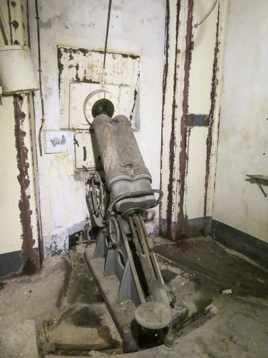 Ligne Maginot - CASTILLON (CN) - EO8 - (Ouvrage d'artillerie) - Bloc 3
Mortier n°1 de 81mm - ELLENA Daniel - CUNY Philippe