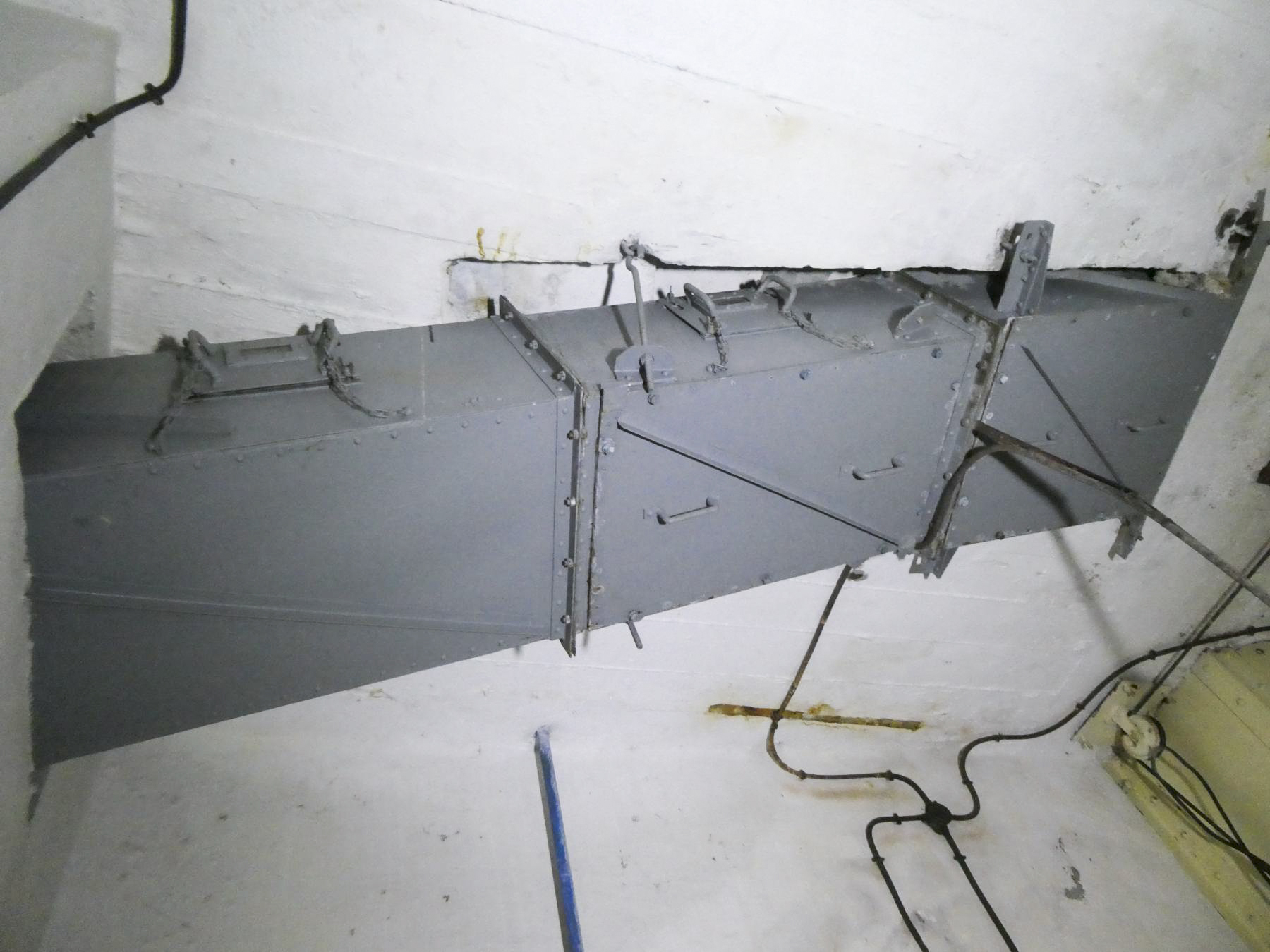 Ligne Maginot - CASTILLON (CN) - EO8 - (Ouvrage d'artillerie) - Bloc 3
Gaine de récupération des douilles de 75  - ELLENA Daniel - CUNY Philippe