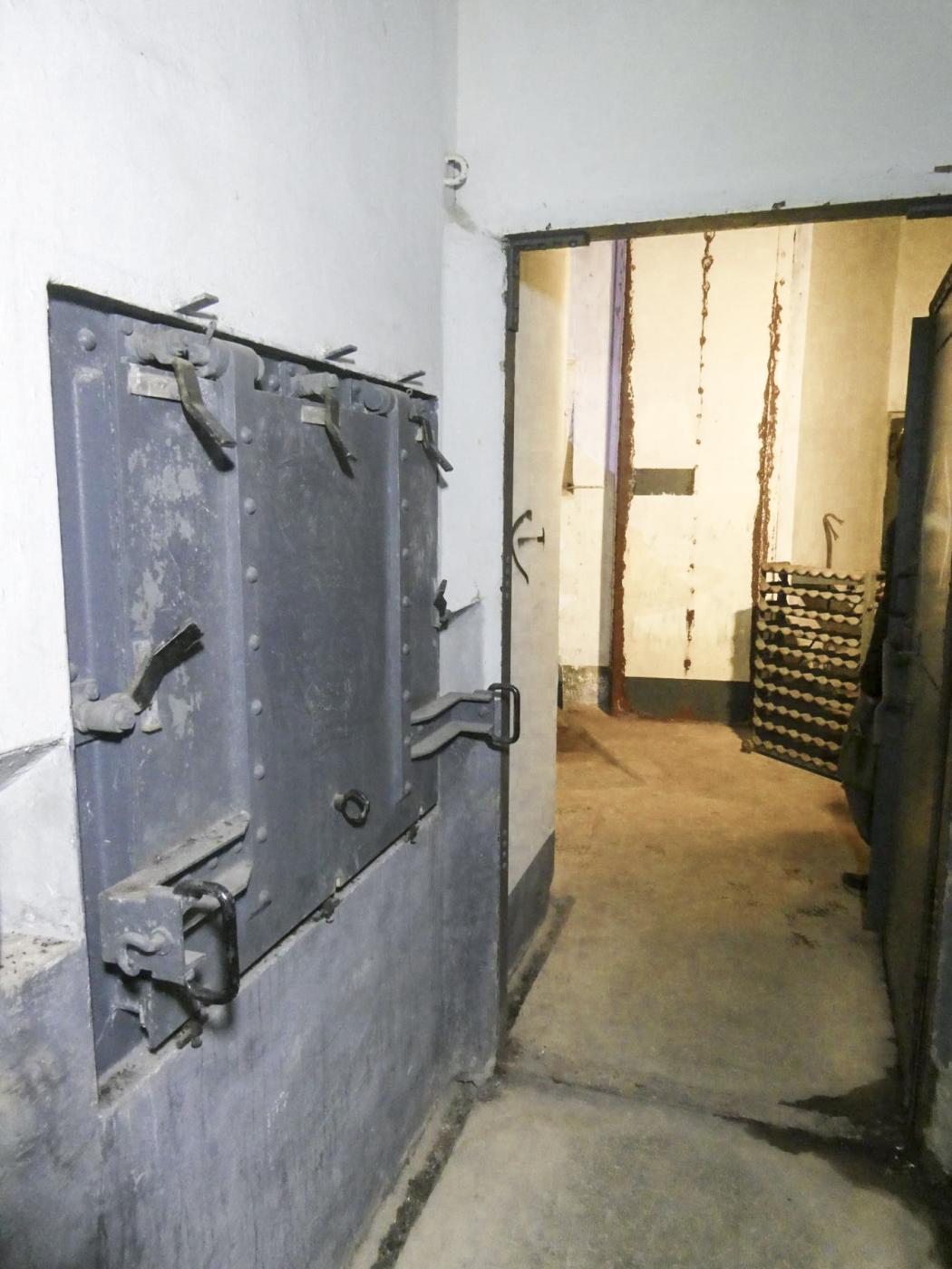 Ligne Maginot - CASTILLON (CN) - EO8 - (Ouvrage d'artillerie) - Bloc 3
Récupération n°2 des douilles de 75 
transporteur Melius - ELLENA Daniel - CUNY Philippe