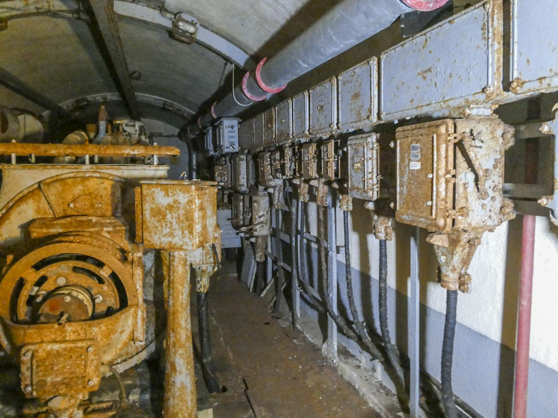 Ligne Maginot - CASTILLON (CN) - EO8 - (Ouvrage d'artillerie) - Les tableaux électriques - ELLENA Daniel - CUNY Philippe