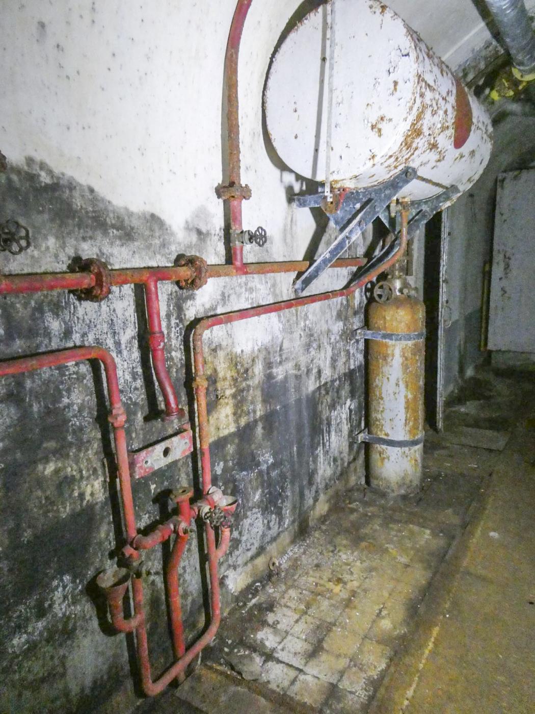 Ligne Maginot - CASTILLON (CN) - EO8 - (Ouvrage d'artillerie) - Cuve journalier de fuel - ELLENA Daniel - CUNY Philippe