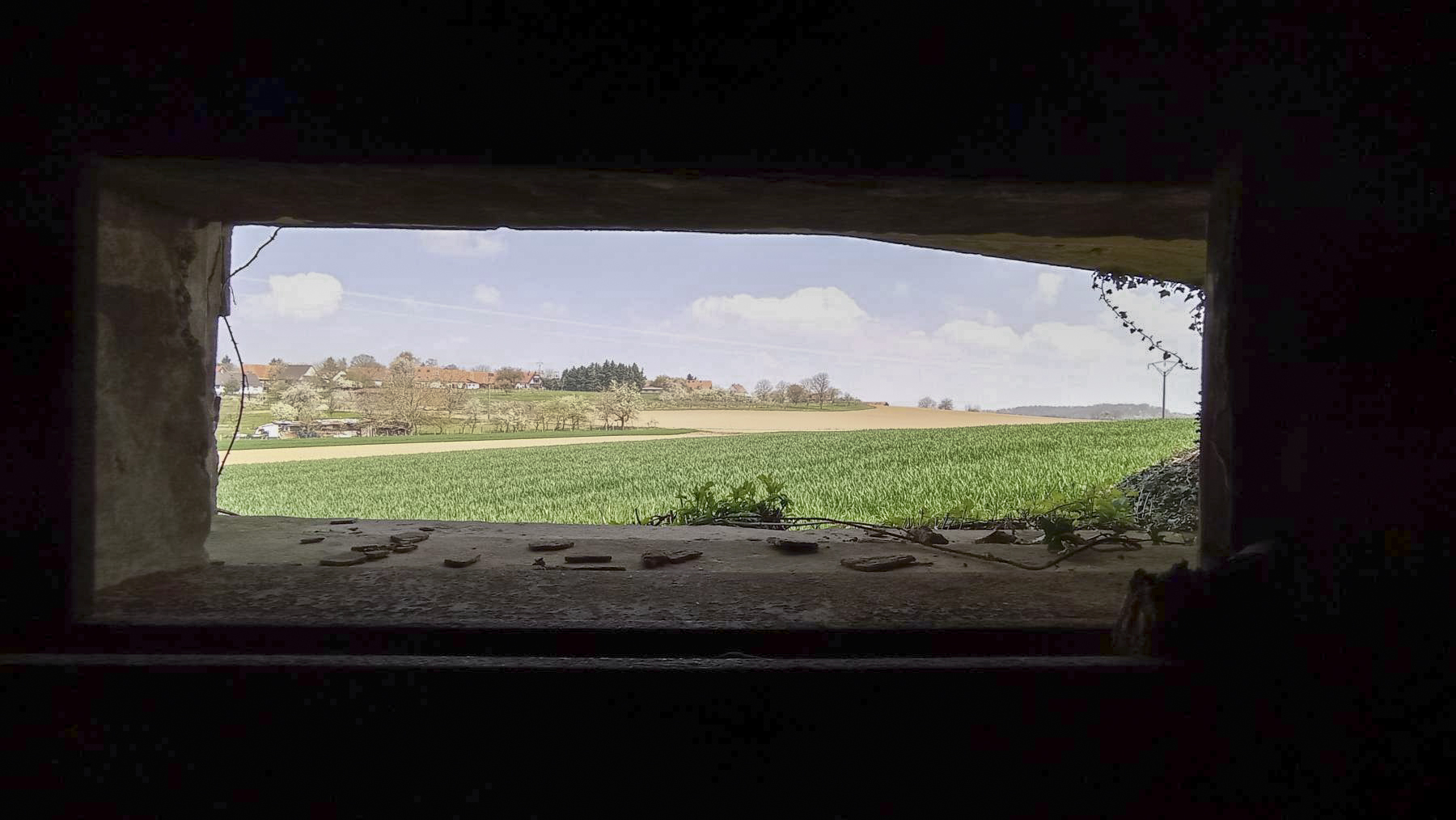 Ligne Maginot - BETTELSTOCK - (Blockhaus pour canon) - Vue depuis le créneau pour canon ou mitrailleuse sur Hunspach