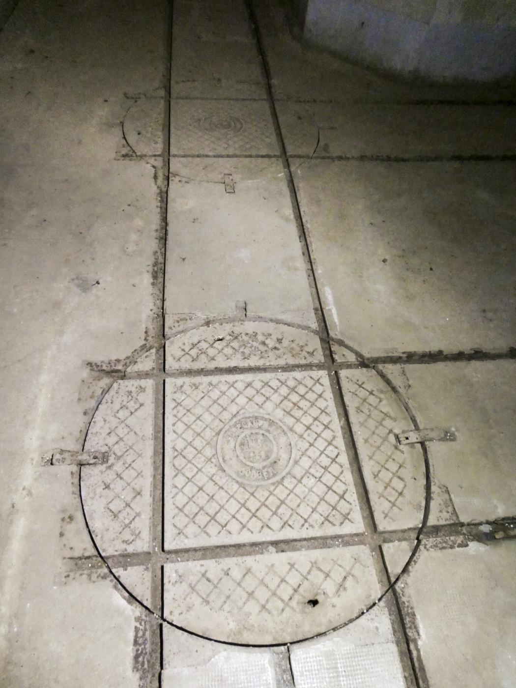 Ligne Maginot - CASTILLON (CN) - EO8 - (Ouvrage d'artillerie) - Galerie inférieure
Double plaque tournante de la voie de 60 - ELLENA Daniel - CUNY Philippe