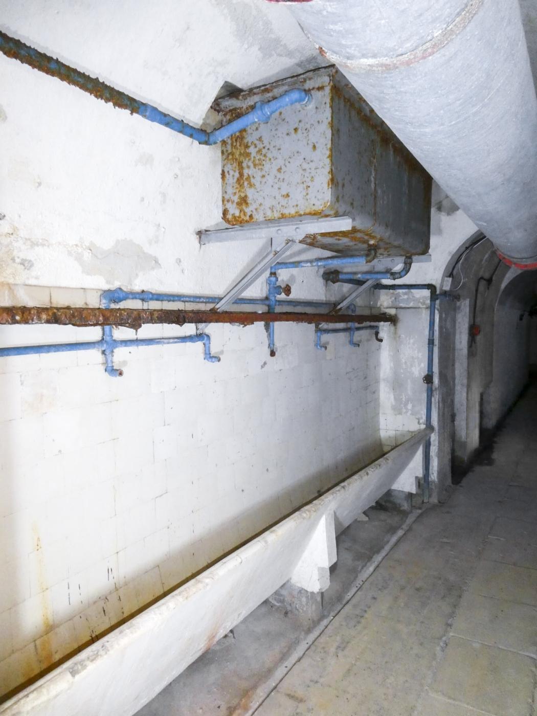 Ligne Maginot - CASTILLON (CN) - EO8 - (Ouvrage d'artillerie) - Les lavabos - ELLENA Daniel - CUNY Philippe