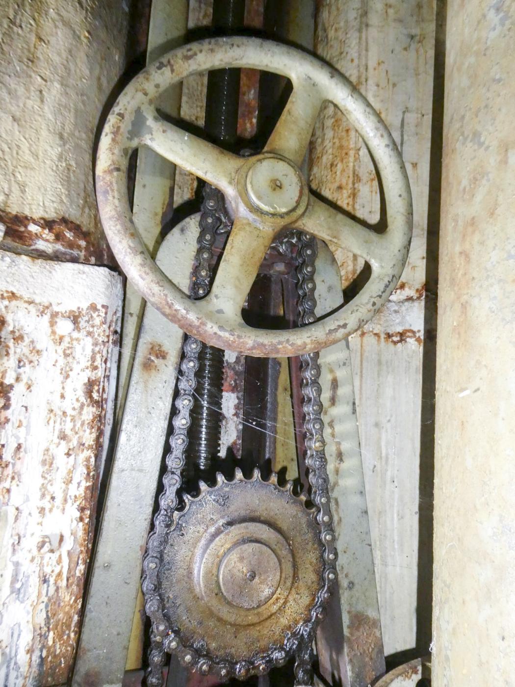 Ligne Maginot - RIMPLAS (RS) - (Ouvrage d'artillerie) - Bloc 3
La cloche JM
Manoeuvre du plancher - ELLENA Daniel - CUNY Philippe