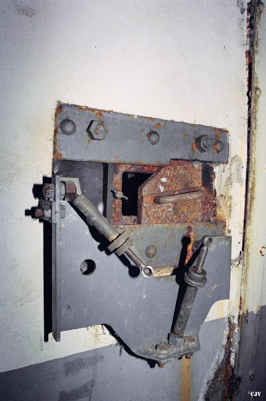 Ligne Maginot - SCHIESSECK - (Ouvrage d'artillerie) - Bloc 4
Créneau pour la défense du fossé - Lia VERMEULEN