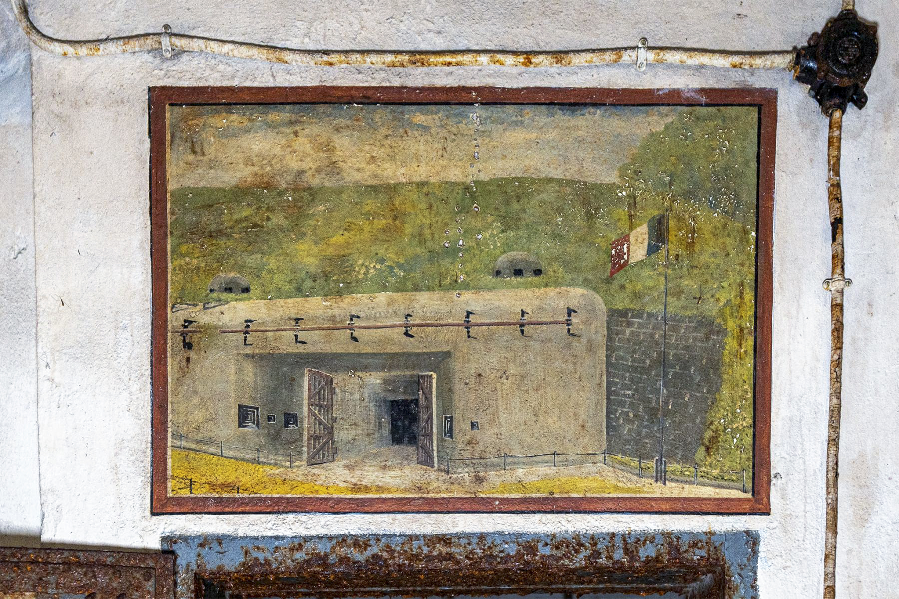 Ligne Maginot - SCHIESSECK - (Ouvrage d'artillerie) - Bureau du chef du Service Electromécanique de l'ouvrage.
Peinture murale de l'Adj Branchereau - David Palmer
