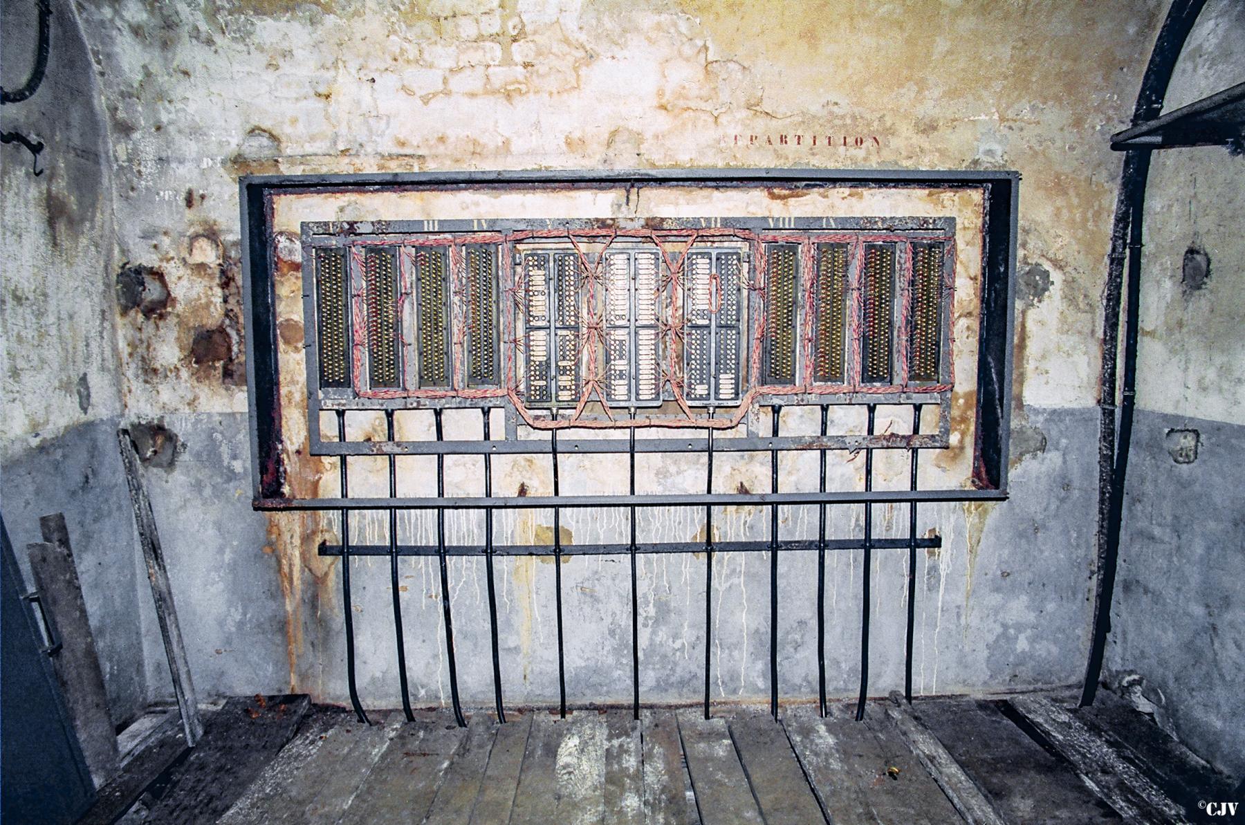 Ligne Maginot - SCHIESSECK - (Ouvrage d'artillerie) - PC de l'ouvrage. Le répartiteur téléphonique principal de l'ouvrage modernisé après-guerre
Le plancher est en bois - Lia VERMEULEN