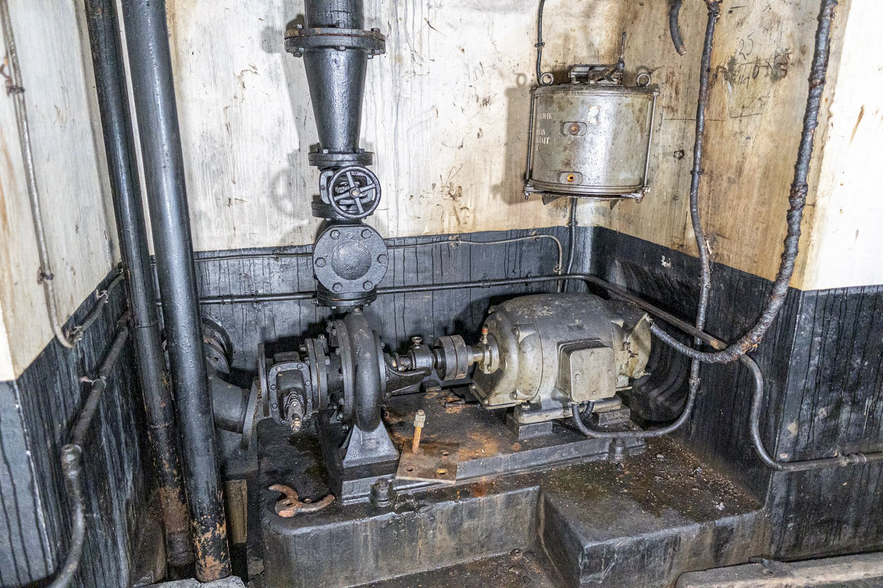 Ligne Maginot - SCHIESSECK - (Ouvrage d'artillerie) - Bloc 7
Une pompe du réseau d'incendie - David Palmer