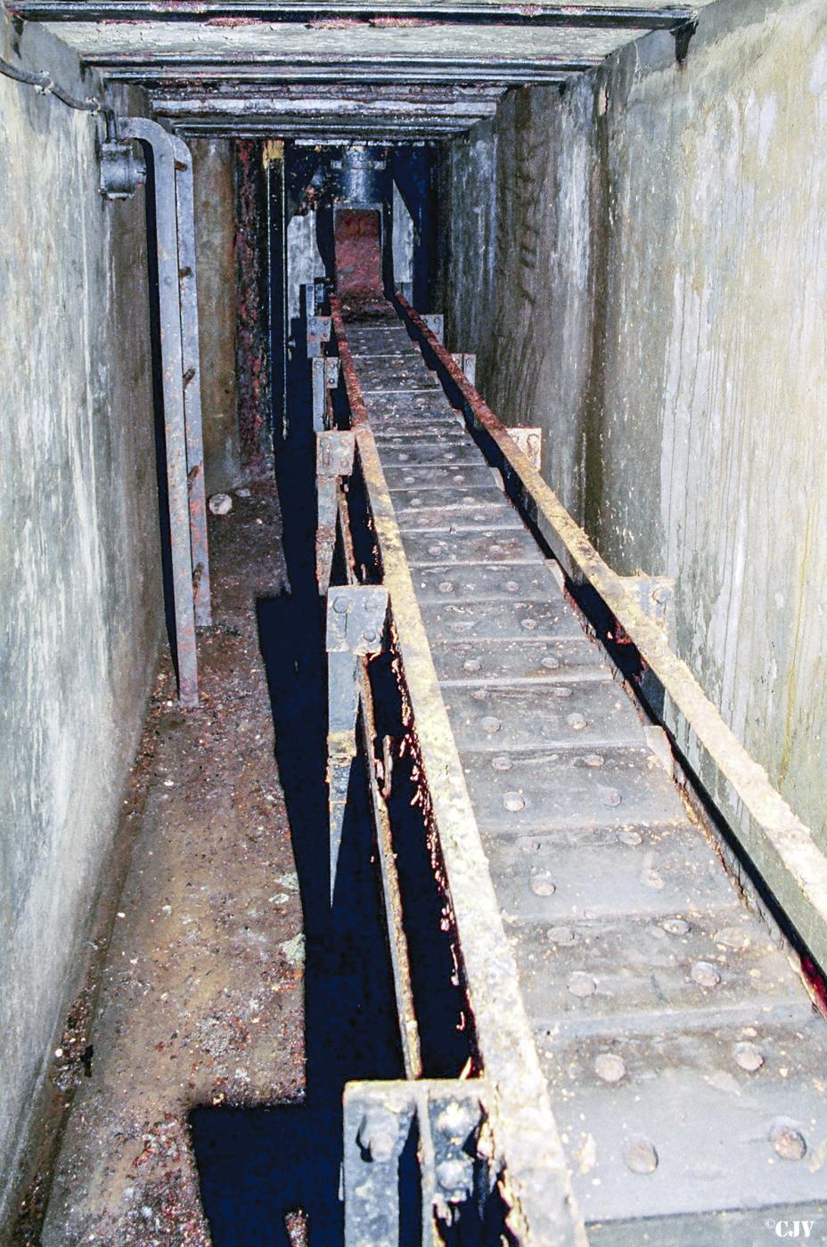 Ligne Maginot - SCHIESSECK - (Ouvrage d'artillerie) - Bloc 8
L’évacuation des douilles - Lia VERMEULEN