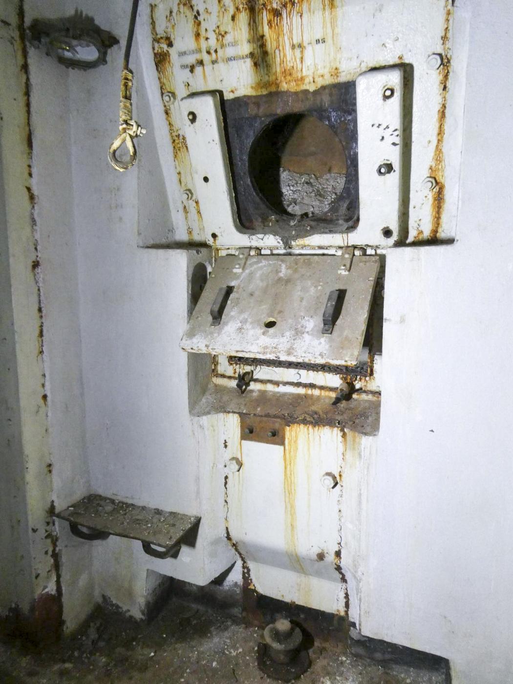 Ligne Maginot - RIMPLAS (RS) - (Ouvrage d'artillerie) - Bloc 1
Emplacement mortier de droite - ELLENA Daniel - CUNY Philippe