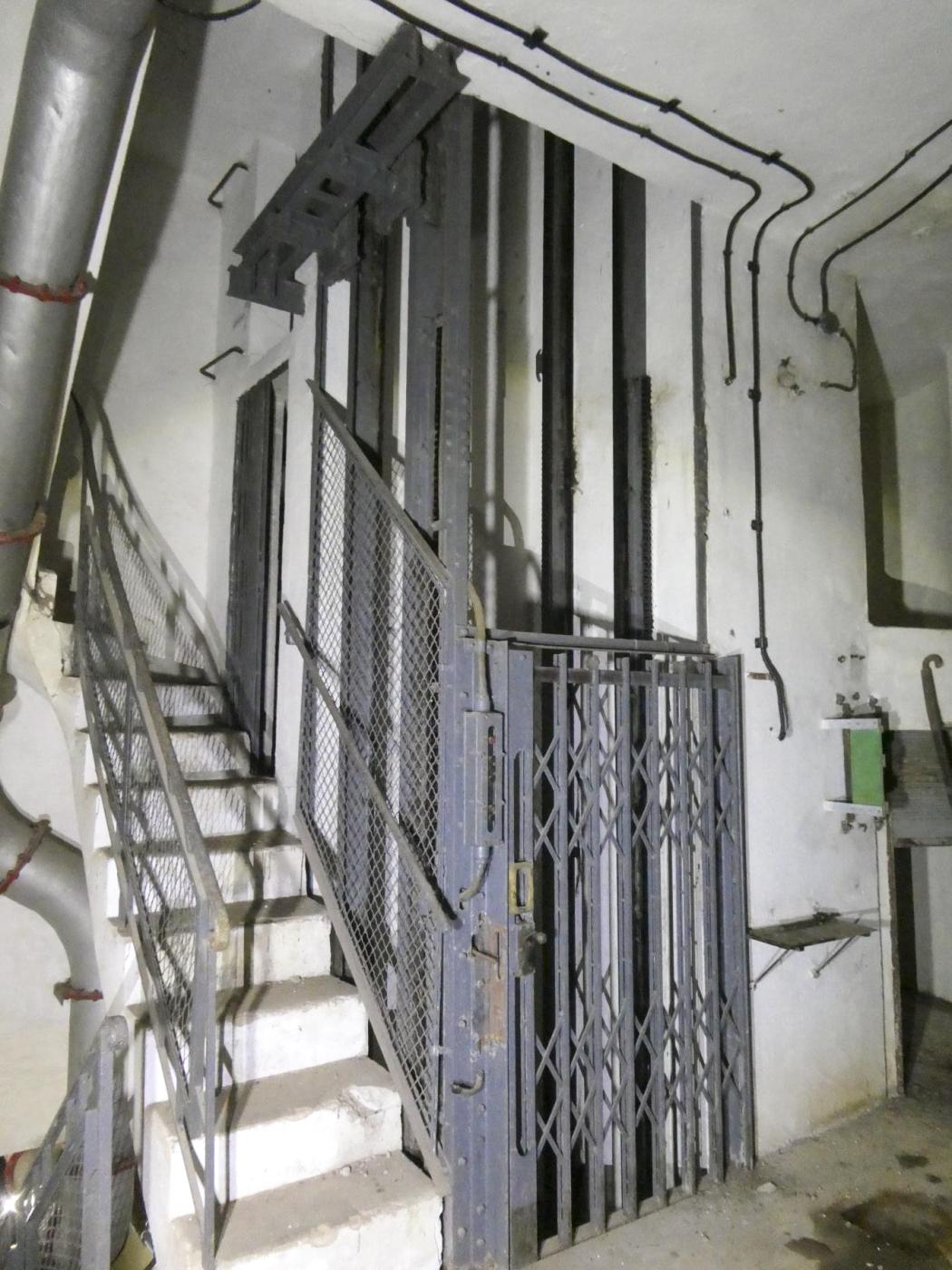 Ligne Maginot - RIMPLAS (RS) - (Ouvrage d'artillerie) - Bloc 1
L'ascenseur à crémaillère - ELLENA Daniel - CUNY Philippe