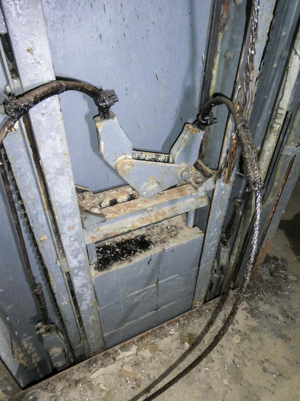 Ligne Maginot - RIMPLAS (RS) - (Ouvrage d'artillerie) - Bloc 1
L'ascenseur à crémaillère
Le contre-poids - ELLENA Daniel - CUNY Philippe