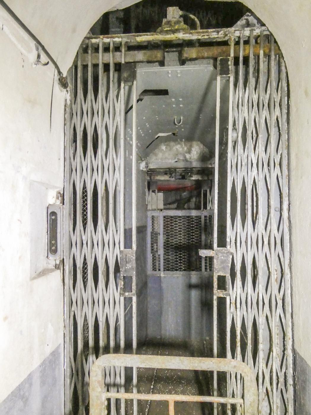 Ligne Maginot - RIMPLAS (RS) - (Ouvrage d'artillerie) - Bloc 5
Ascenseur - ELLENA Daniel - CUNY Philippe