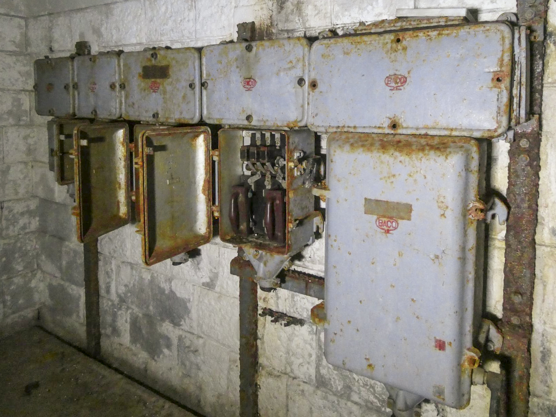 Ligne Maginot - RIMPLAS (RS) - (Ouvrage d'artillerie) - Bloc 5
Alimentation électrique - ELLENA Daniel - CUNY Philippe