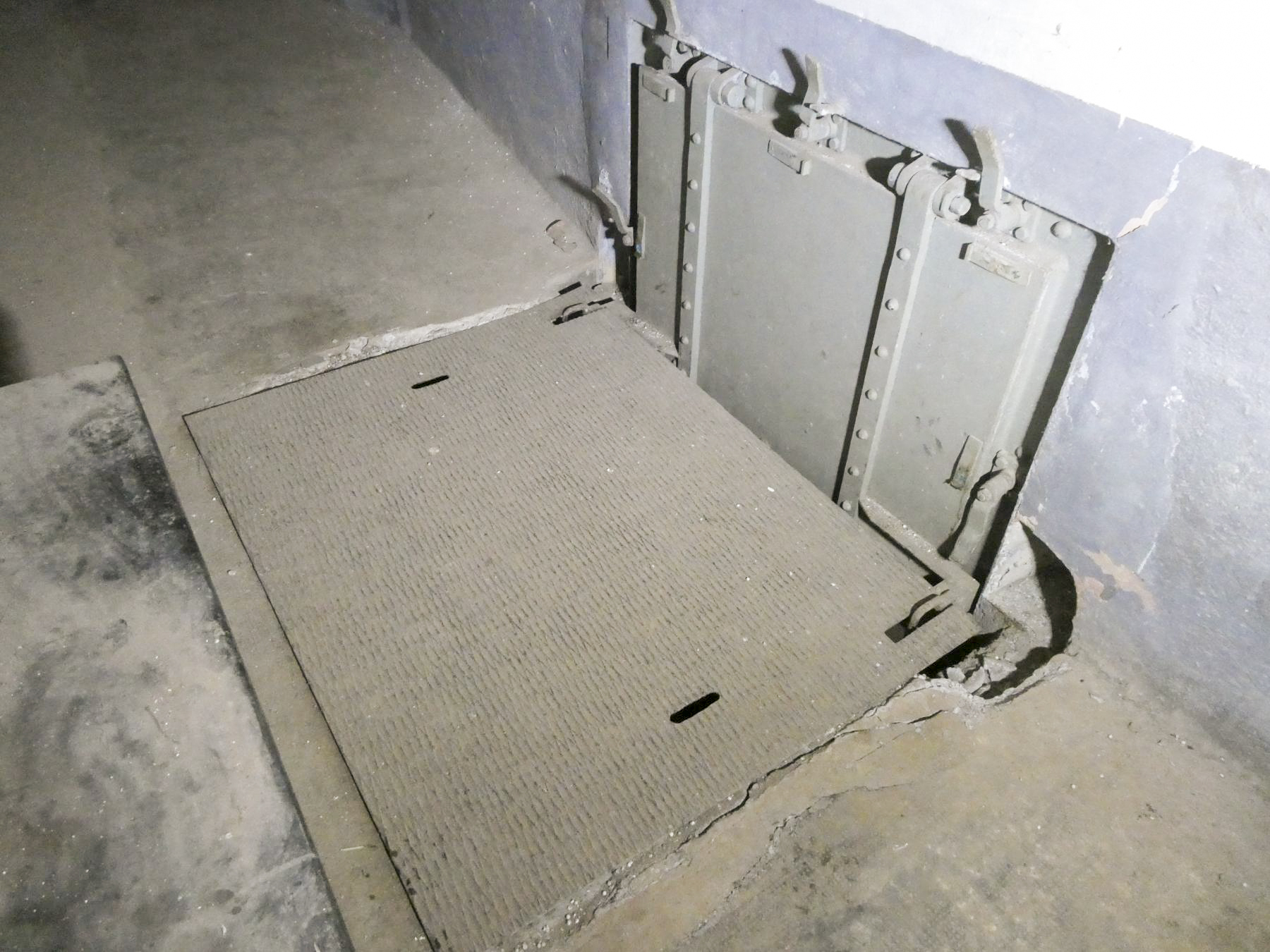 Ligne Maginot - RIMPLAS (RS) - (Ouvrage d'artillerie) - Bloc 5
Réceptacle des douilles de 75 n°1, avec fosse au dessous. - ELLENA Daniel - CUNY Philippe