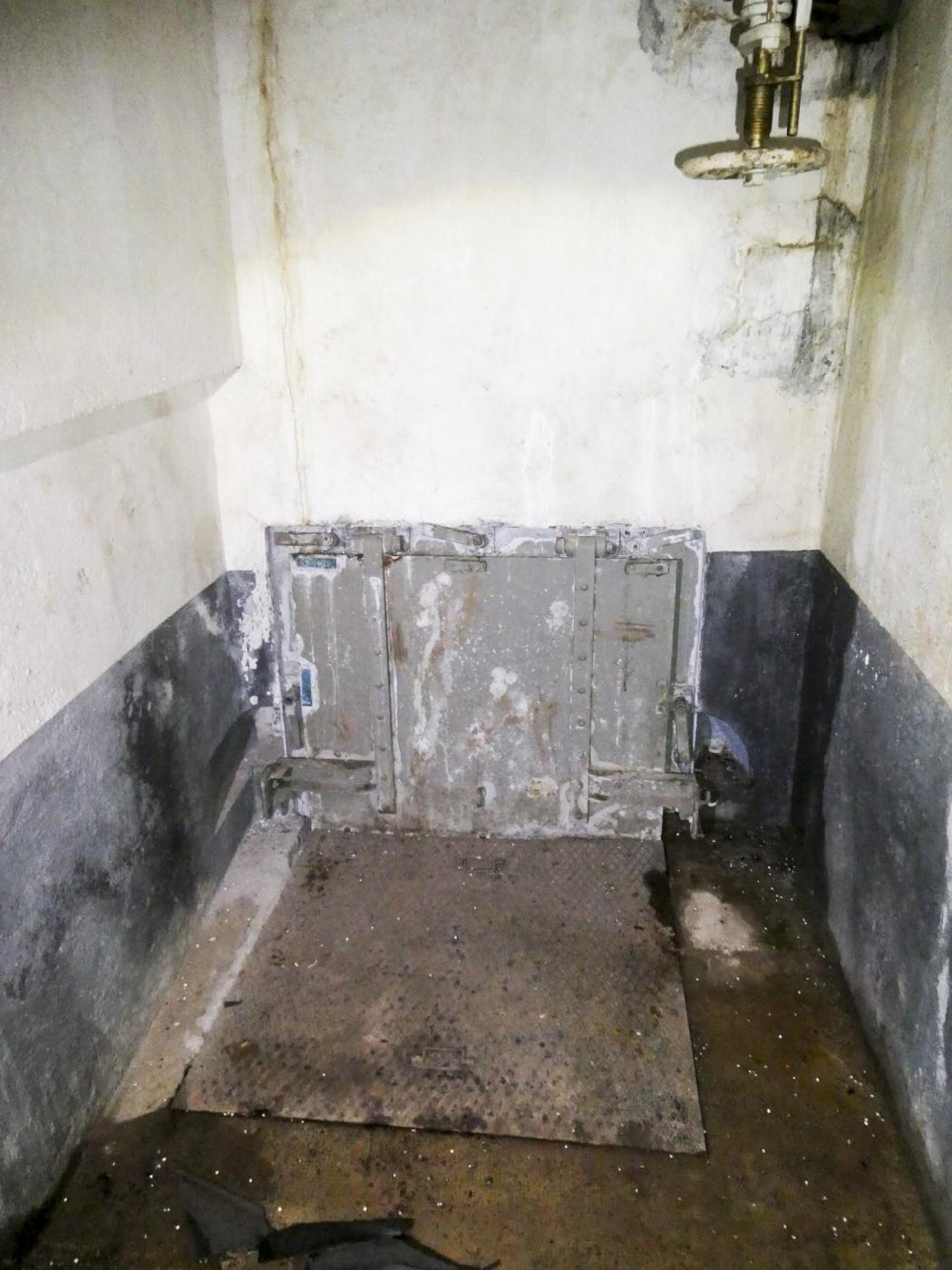 Ligne Maginot - RIMPLAS (RS) - (Ouvrage d'artillerie) - Bloc 5
Réceptacle des douilles de 75 n°2, avec fosse au dessous. - ELLENA Daniel - CUNY Philippe