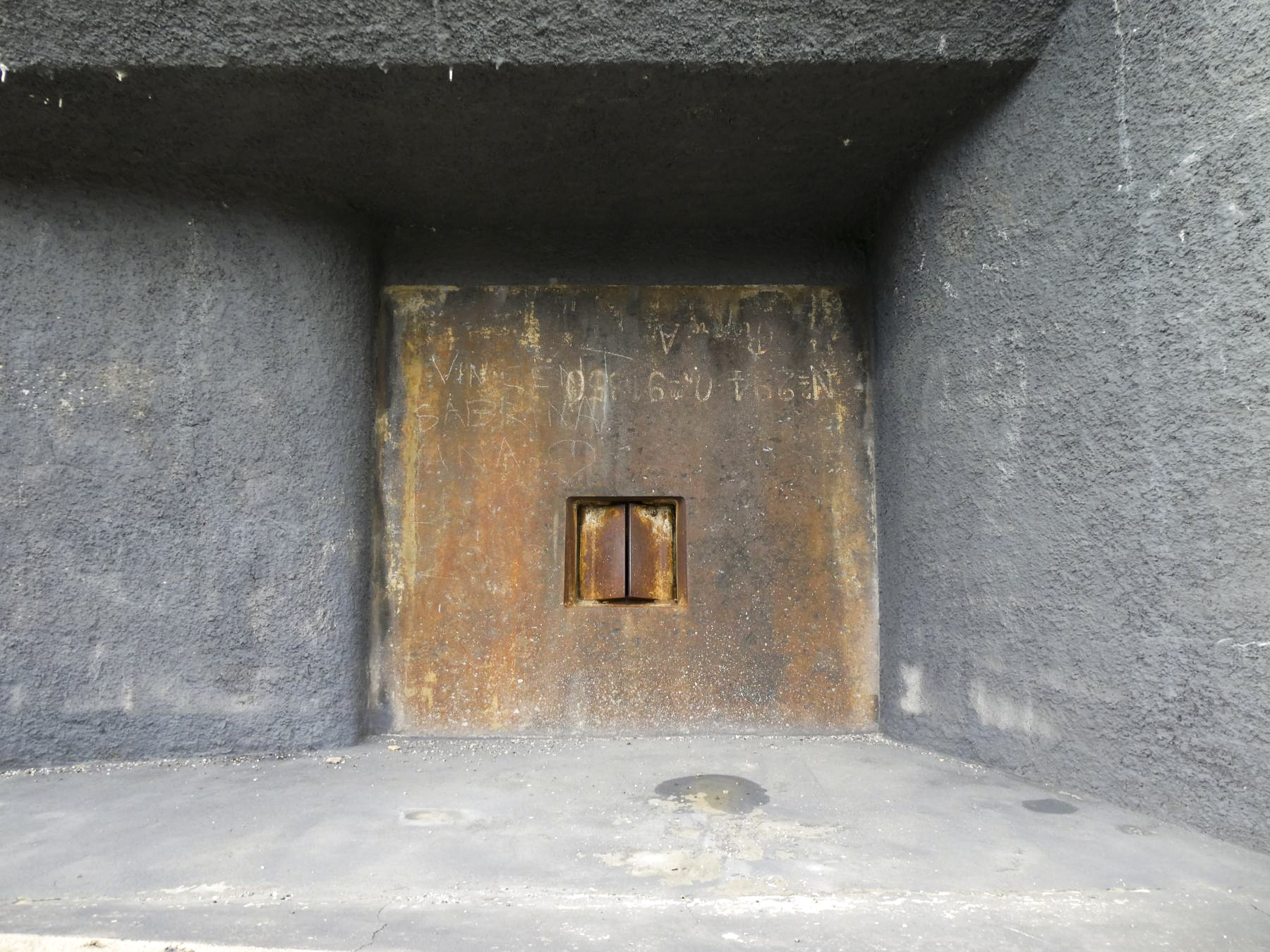 Ligne Maginot - RIMPLAS (RS) - (Ouvrage d'artillerie) - Bloc 4
Créneau de 75 Mle 31 d'action frontale - ELLENA Daniel - CUNY Philippe