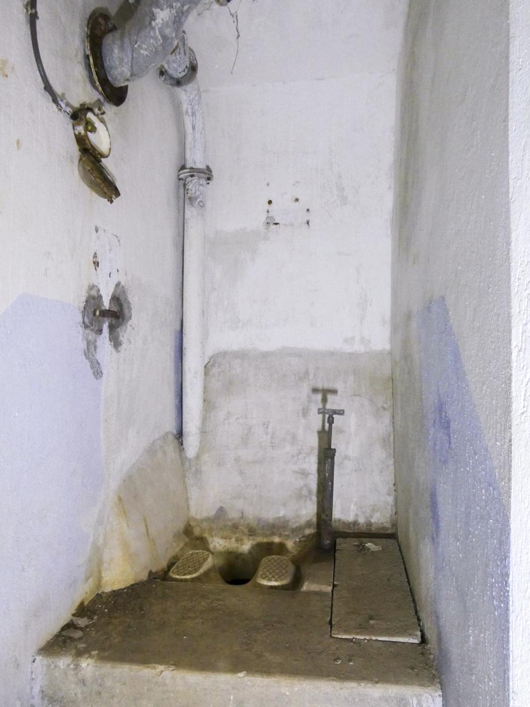 Ligne Maginot - RIMPLAS (RS) - (Ouvrage d'artillerie) - Bloc 4
Wc - ELLENA Daniel - CUNY Philippe