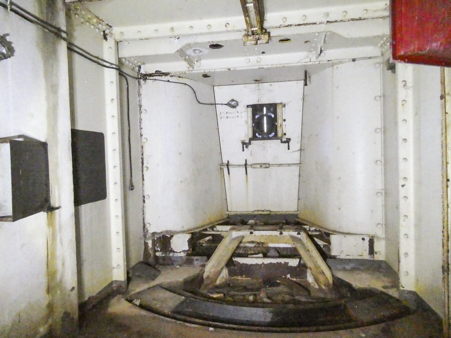 Ligne Maginot - RIMPLAS (RS) - (Ouvrage d'artillerie) - Bloc 4
Emplacement pour 75 Mle 33
Pièce 1 - ELLENA Daniel - CUNY Philippe