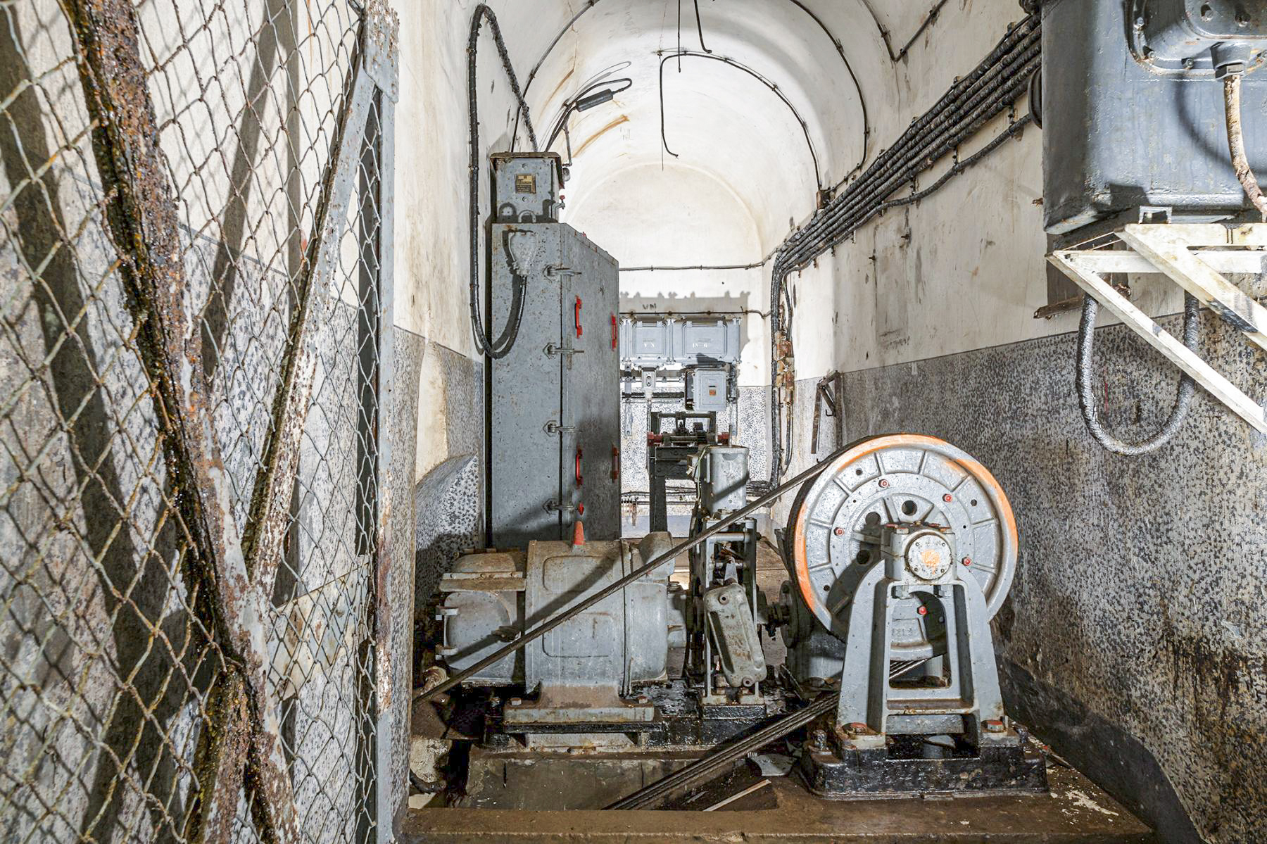 Ligne Maginot - MOLVANGE - A9 - (Ouvrage d'artillerie) - Bloc 4
Le mécanisme du monte-charges
 - David Palmer