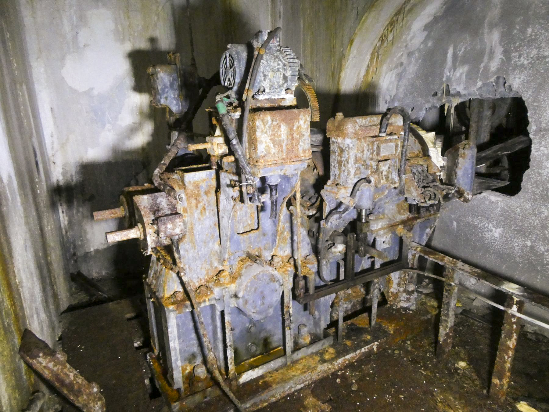 Ligne Maginot - RIMPLAS (RS) - (Ouvrage d'artillerie) - Moteur du monte-charges - ELLENA Daniel - CUNY Philippe