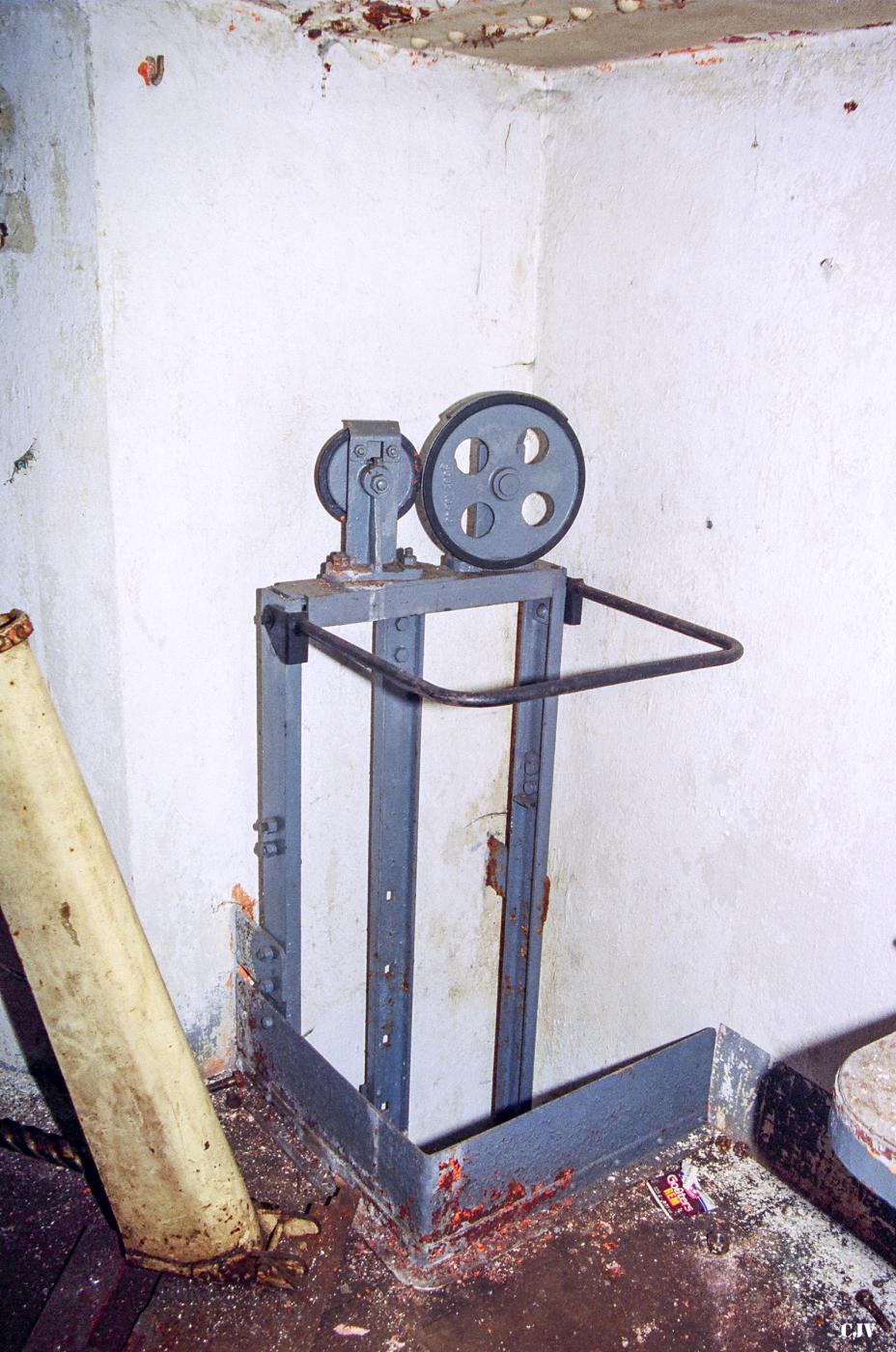 Ligne Maginot - WELSCHHOF - (Ouvrage d'infanterie) - Bloc 2
Etage intermédiaire
Ascenseur pour l'approvisionnement en munitions - Lia VERMEULEN