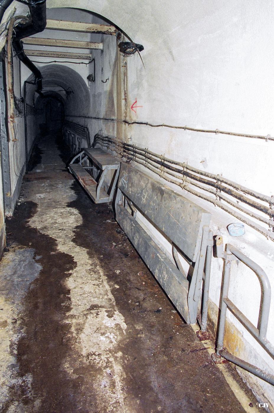 Ligne Maginot - WELSCHHOF - (Ouvrage d'infanterie) - Galerie avec des tables - Lia VERMEULEN