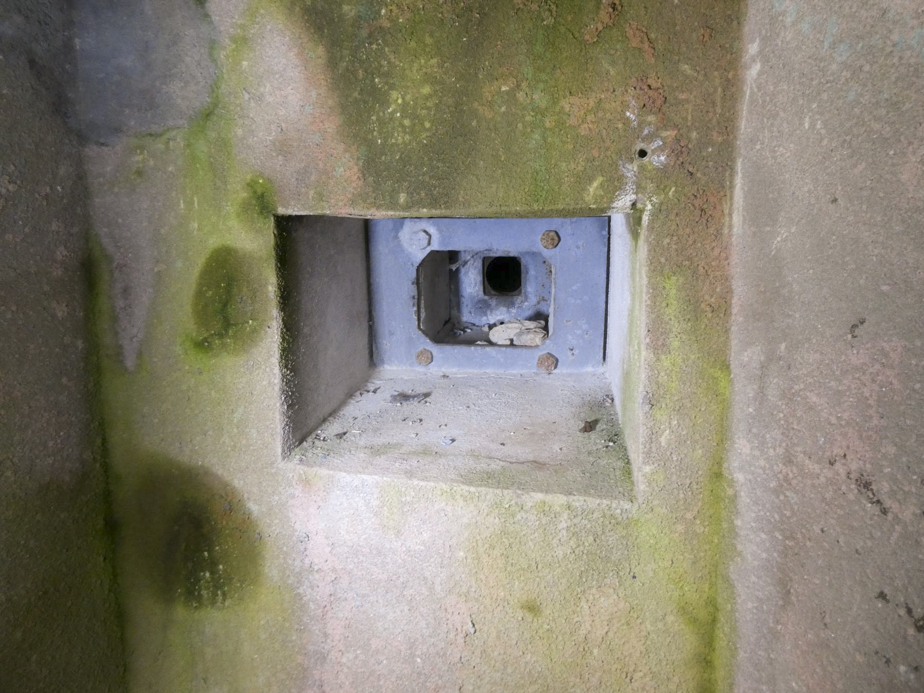 Ligne Maginot - MONT AGEL EST - BLOC 8 - (Observatoire d'artillerie) - Le créneau d'entrée - ELLENA Daniel - CUNY Philippe