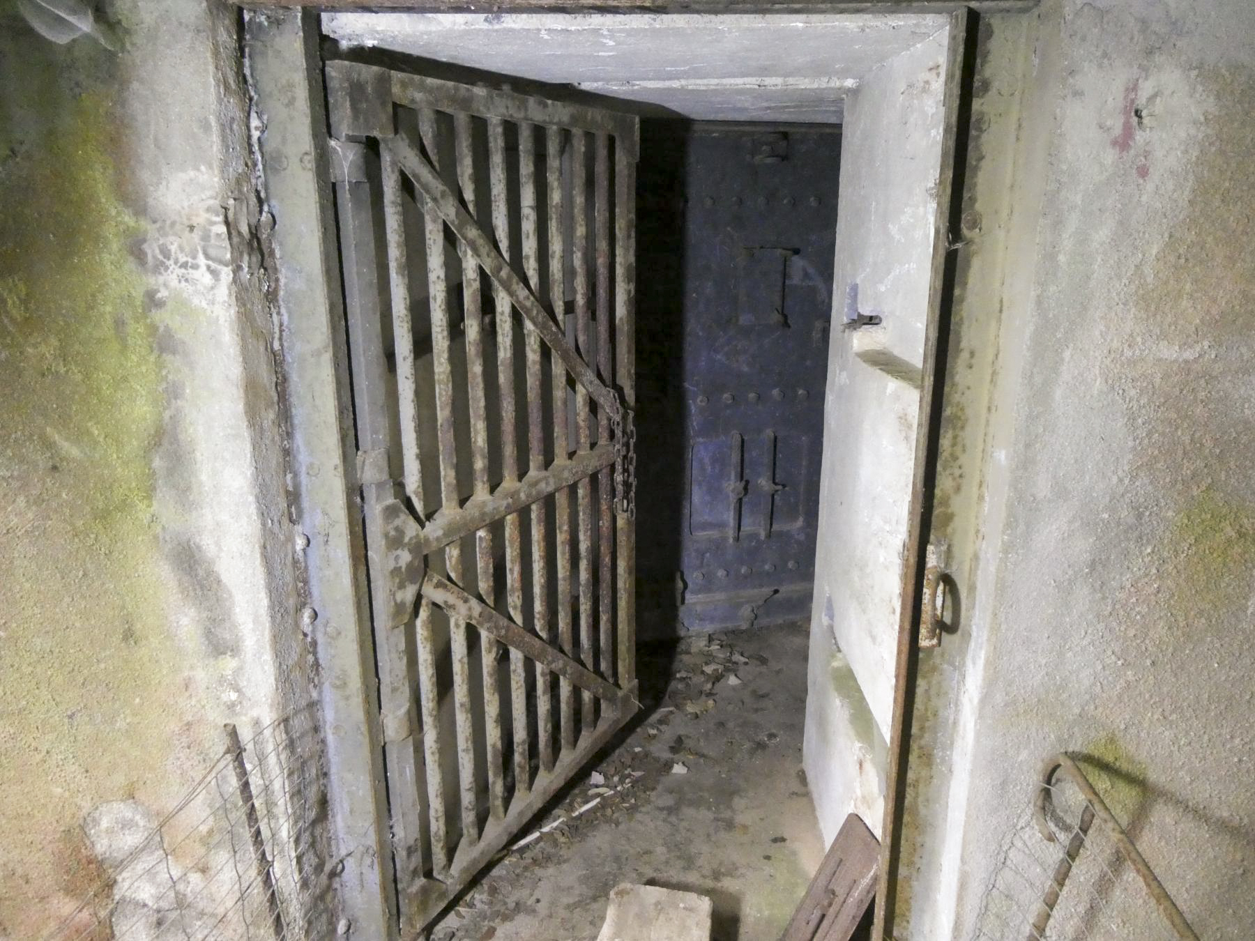 Ligne Maginot - MONT AGEL EST - BLOC 8 - (Observatoire d'artillerie) - L'entrée - ELLENA Daniel - CUNY Philippe