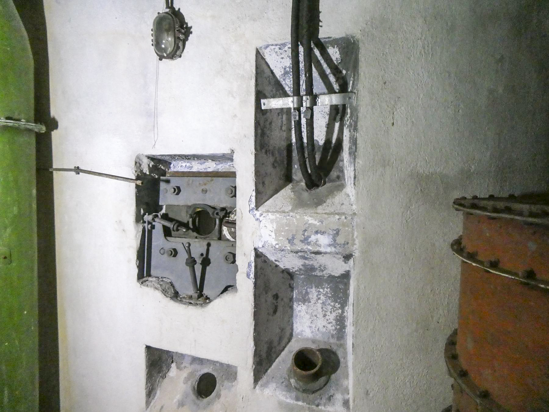 Ligne Maginot - MONT AGEL EST - BLOC 8 - (Observatoire d'artillerie) - L'entrée
Le créneau de défense et l'entrée des câbles téléphoniques - ELLENA Daniel - CUNY Philippe