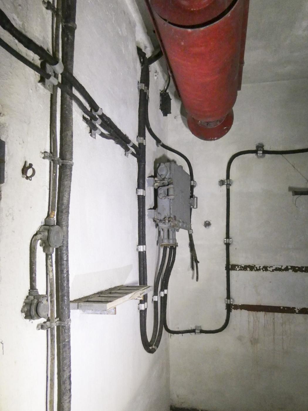 Ligne Maginot - MONT AGEL EST - BLOC 8 - (Observatoire d'artillerie) - Le local téléphone - ELLENA Daniel - CUNY Philippe