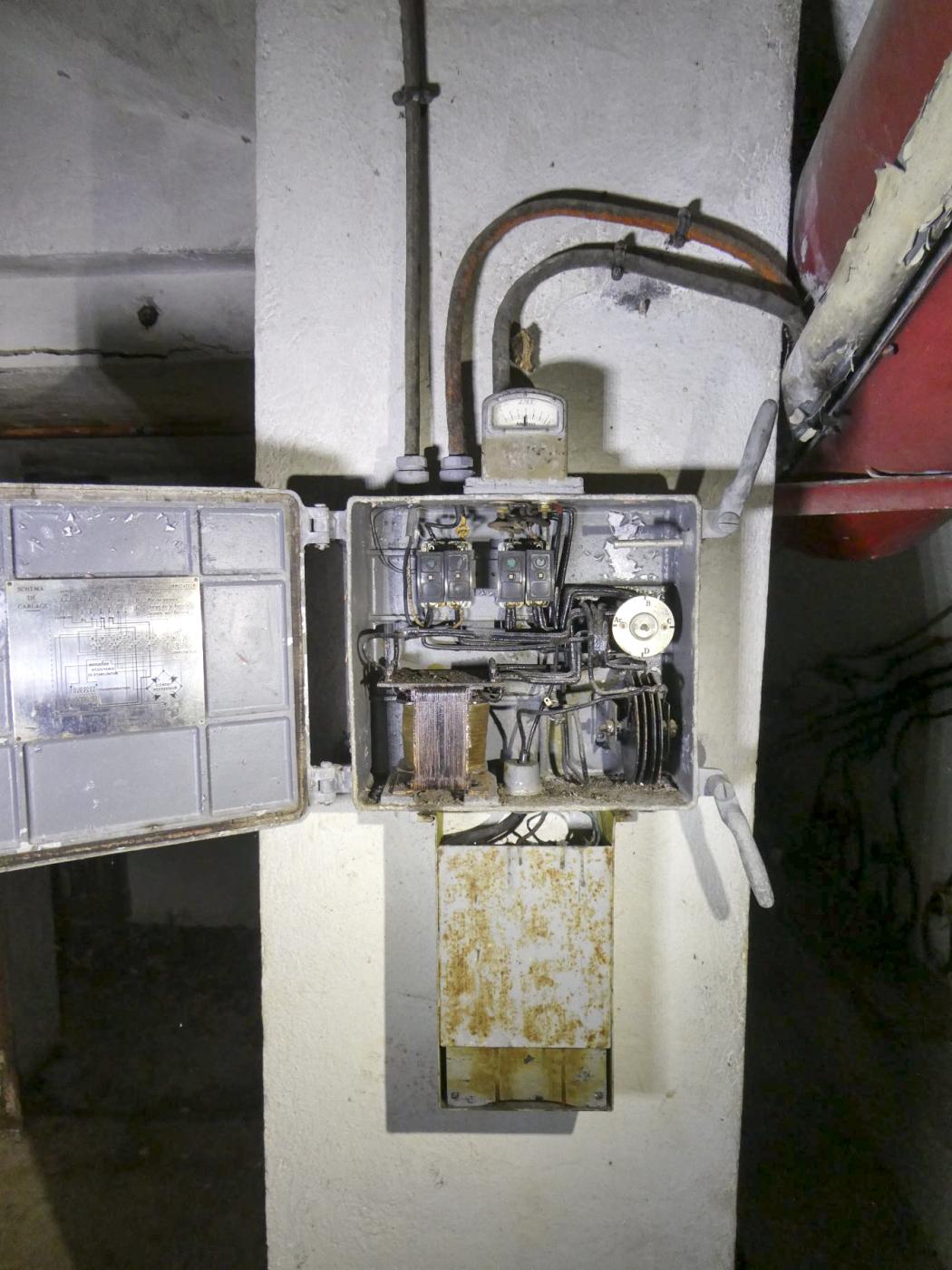 Ligne Maginot - MONT AGEL EST - BLOC 8 - (Observatoire d'artillerie) - Le boitier de commande d'alimentation du périscope - ELLENA Daniel - CUNY Philippe