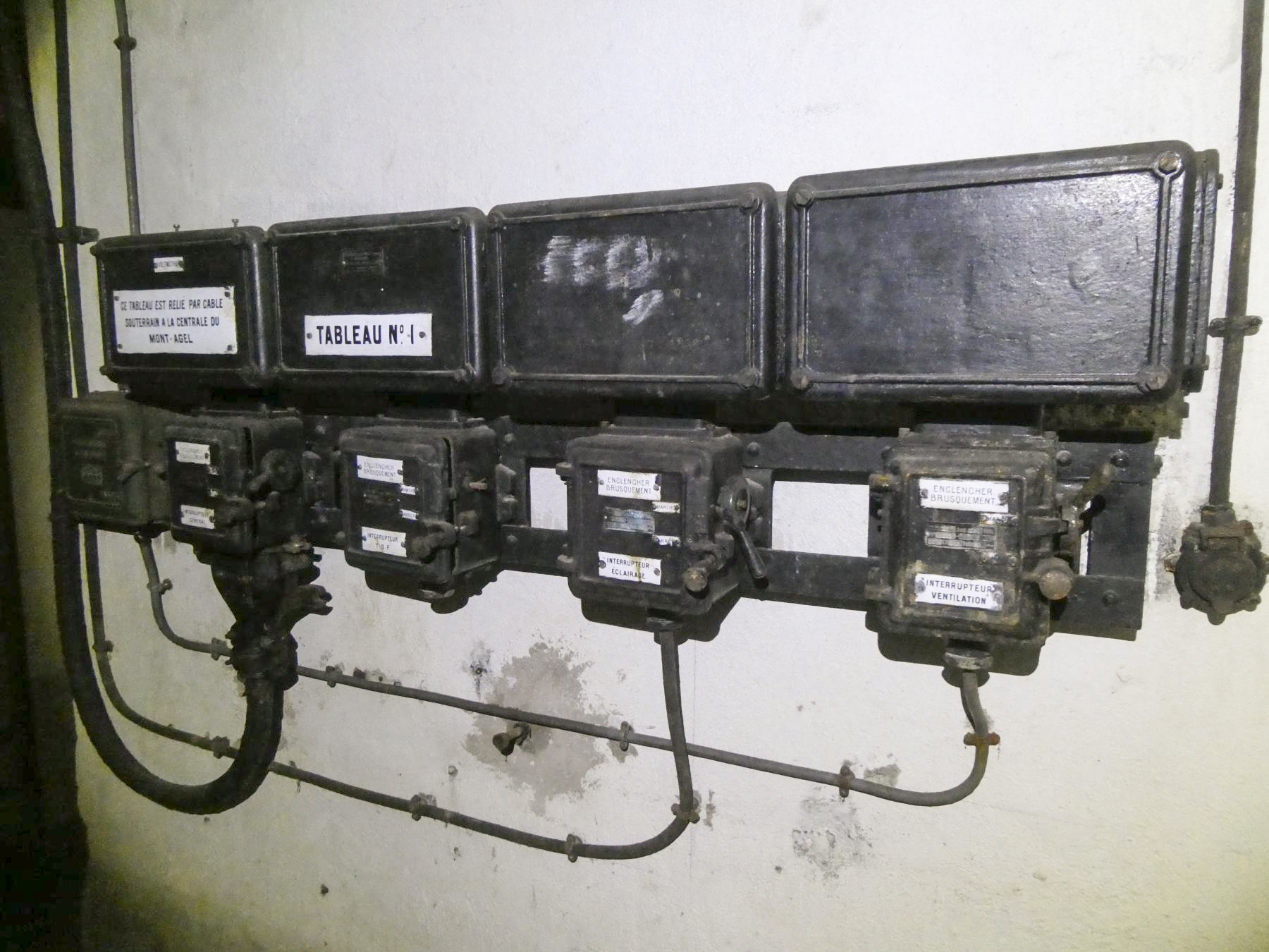 Ligne Maginot - MONT AGEL EST - BLOC 8 - (Observatoire d'artillerie) - L'alimentation électrique - ELLENA Daniel - CUNY Philippe