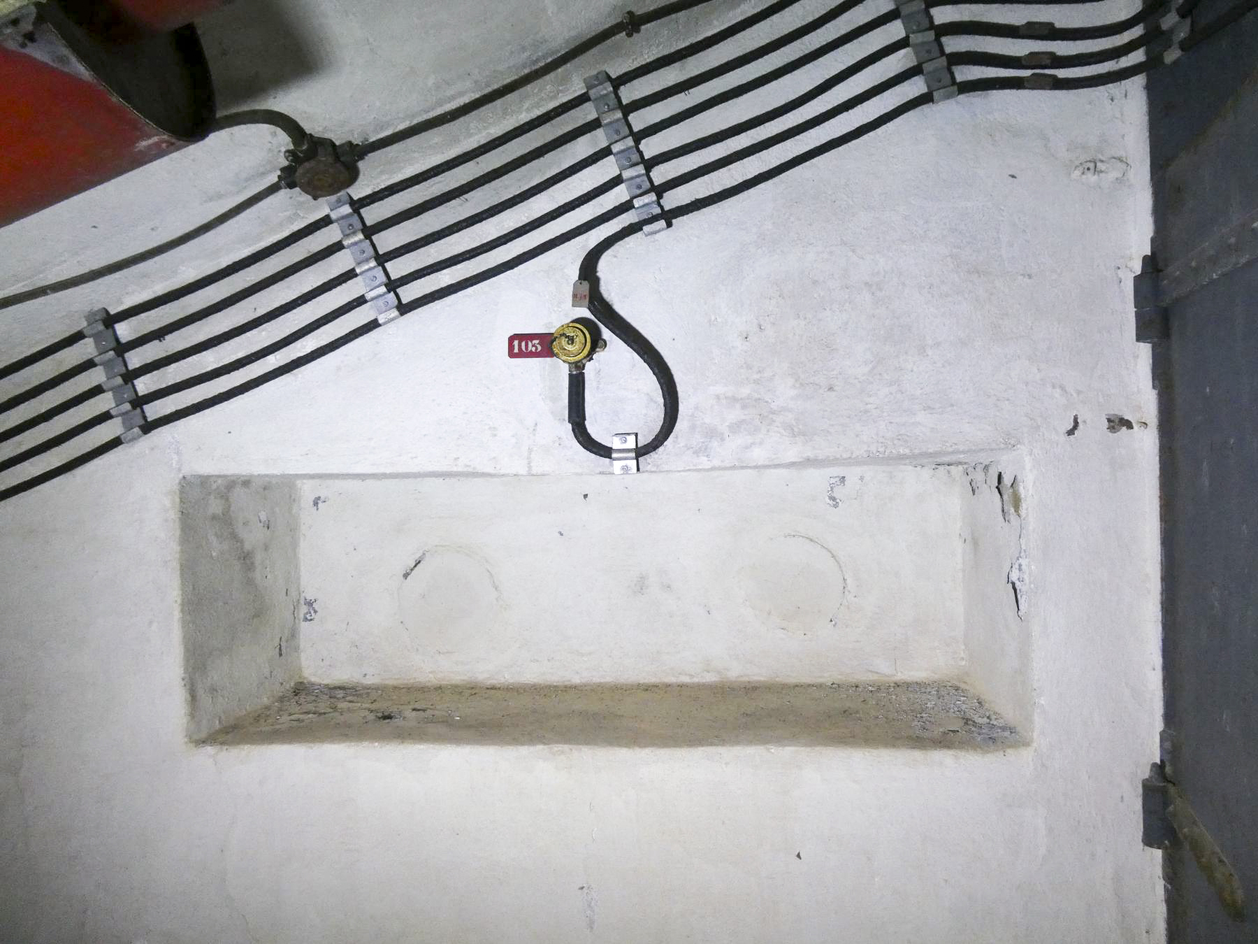 Ligne Maginot - MONT AGEL EST - BLOC 8 - (Observatoire d'artillerie) - Le créneau optique rebouché - ELLENA Daniel - CUNY Philippe