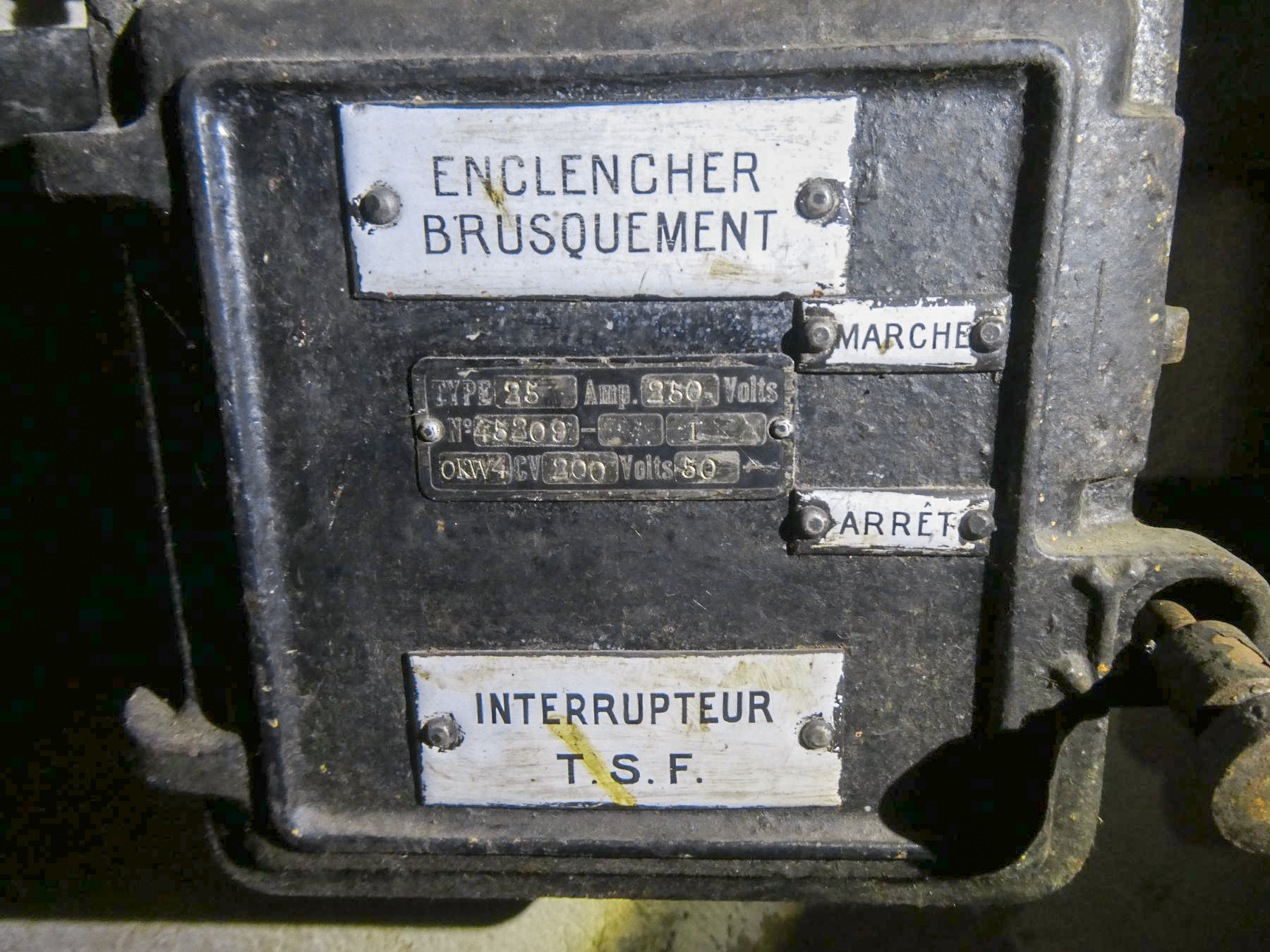 Ligne Maginot - MONT AGEL EST - BLOC 8 - (Observatoire d'artillerie) - L'alimentation électrique - ELLENA Daniel - CUNY Philippe