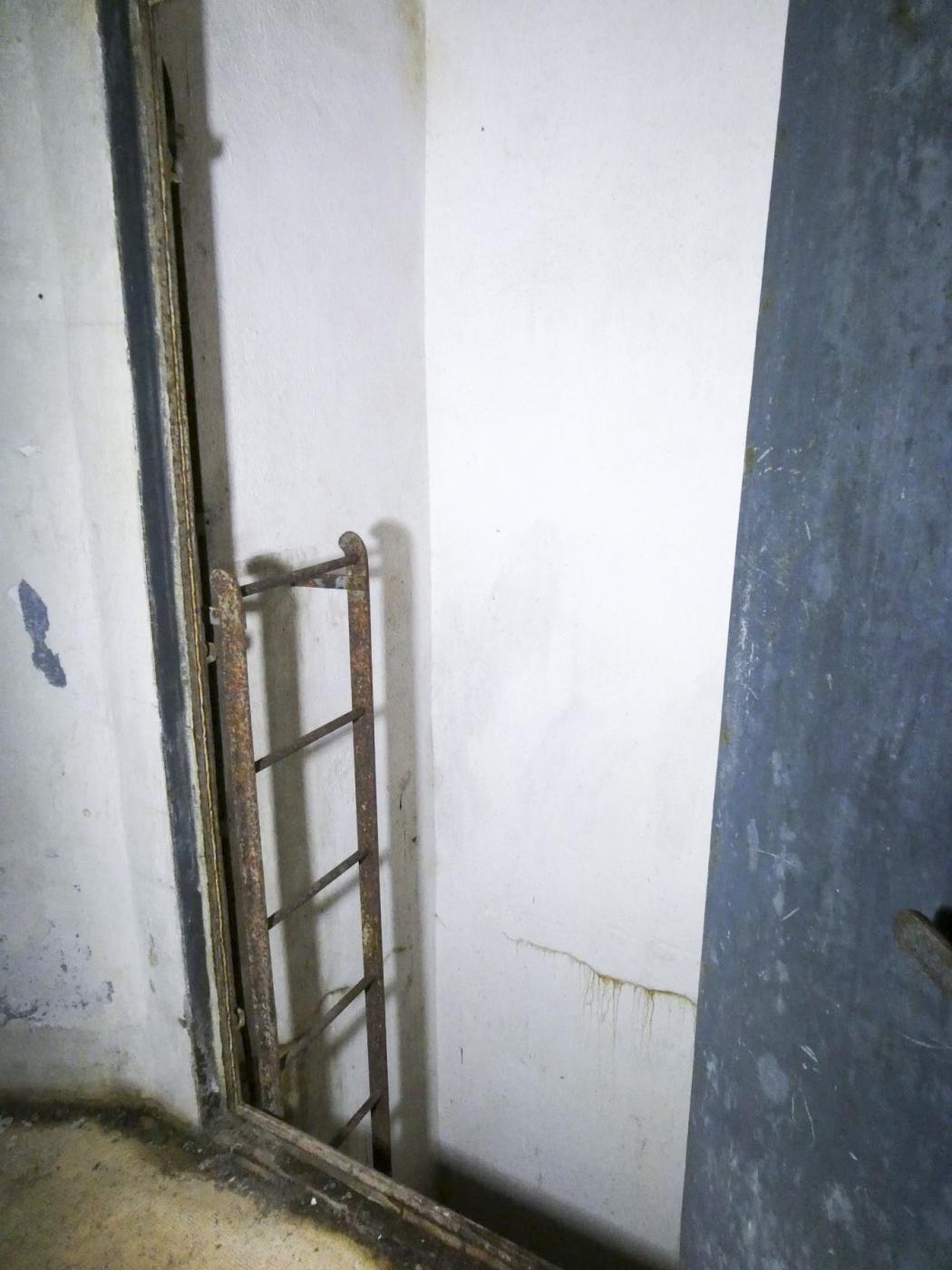 Ligne Maginot - MONT AGEL EST - BLOC 8 - (Observatoire d'artillerie) - Accès au sous sol - ELLENA Daniel - CUNY Philippe