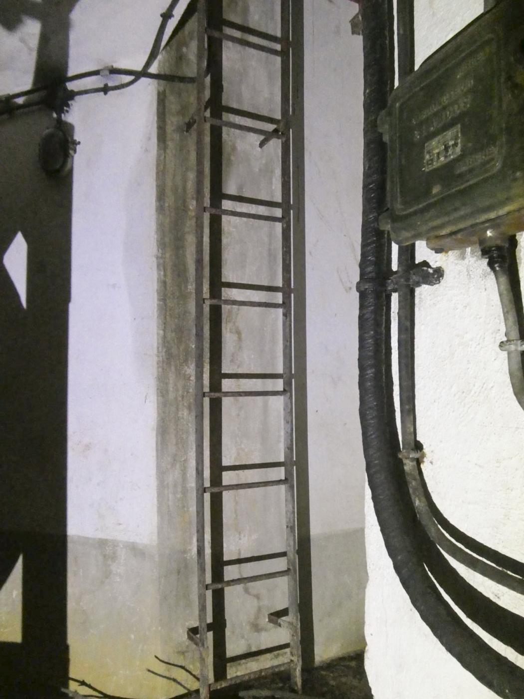 Ligne Maginot - MONT AGEL EST - BLOC 8 - (Observatoire d'artillerie) - Accès au sous sol - ELLENA Daniel - CUNY Philippe