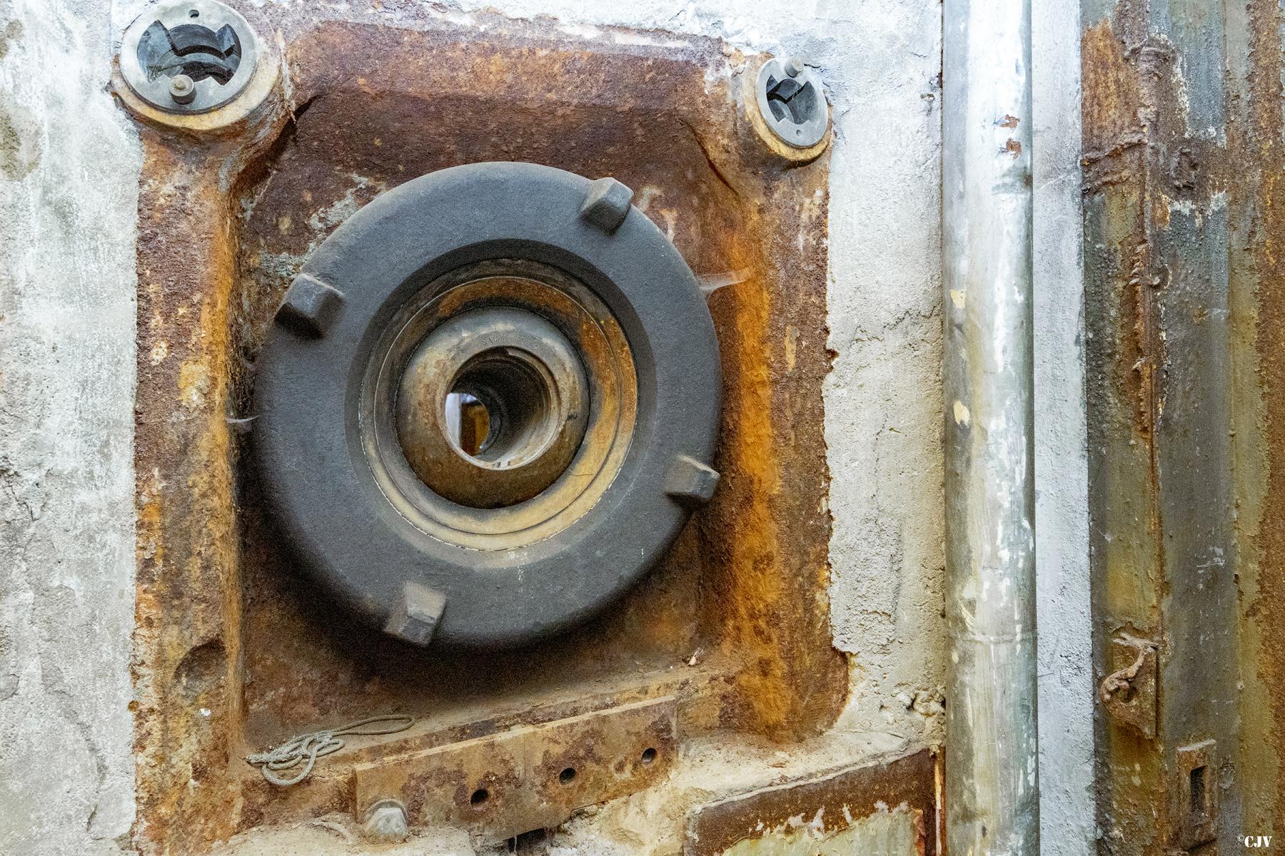 Ligne Maginot - HAUT POIRIER - (Ouvrage d'infanterie) - Bloc 3
Le créneau pour la défense de l'entrée - Lia VERMEULEN