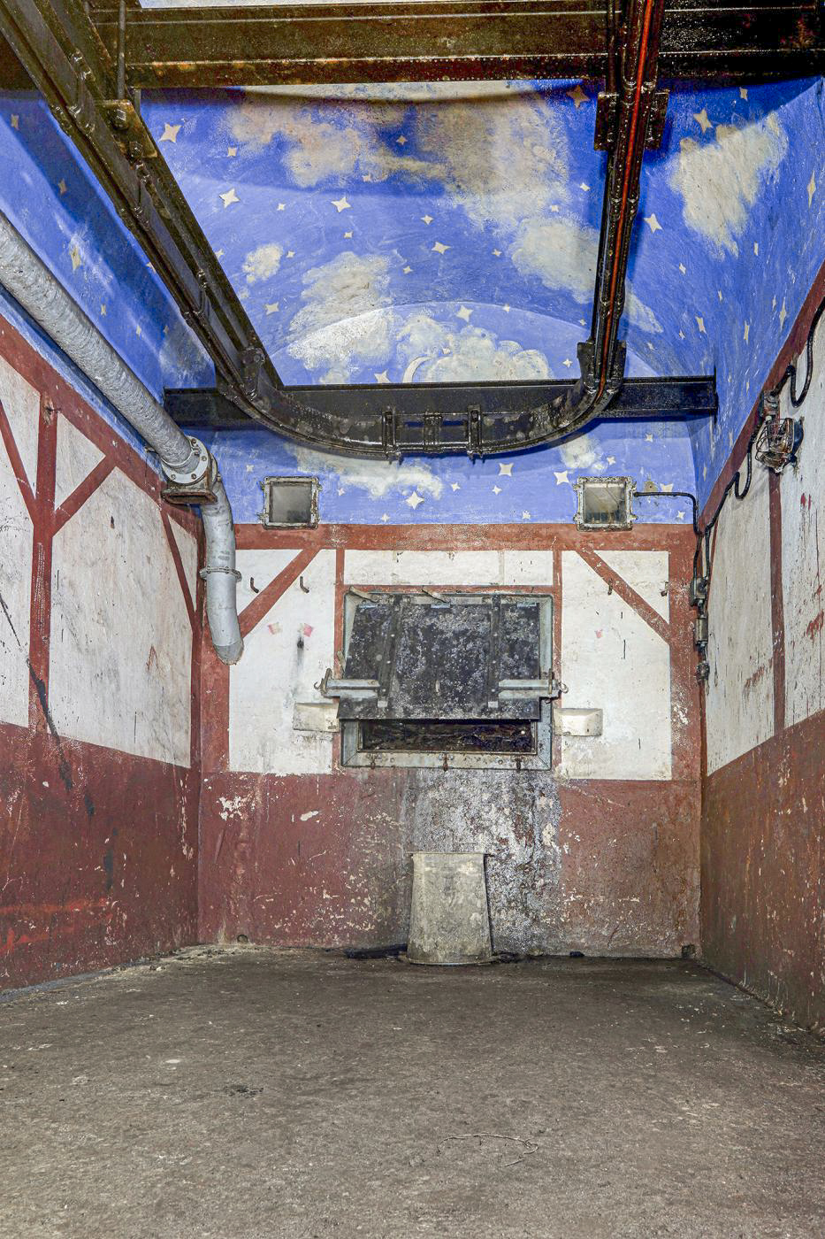 Ligne Maginot - BREHAIN - A6 - (Ouvrage d'artillerie) - Bloc 4
Peinture murale dans le local de récupération des douilles - David Palmer